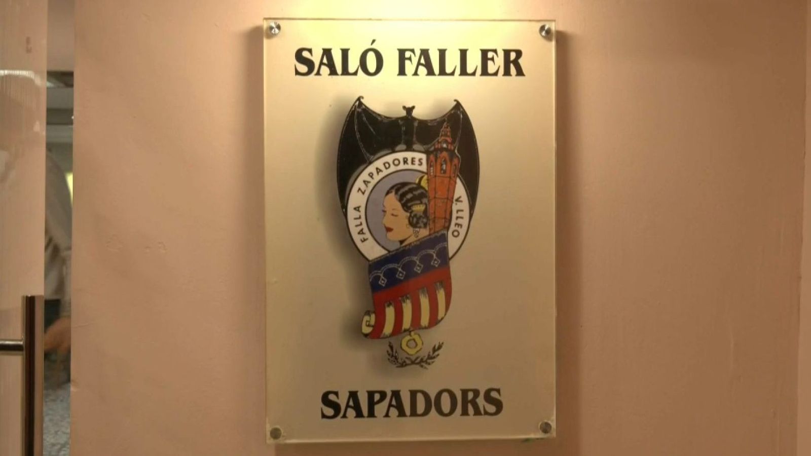 Accés al casal de la comissió on han tingut lloc els fets