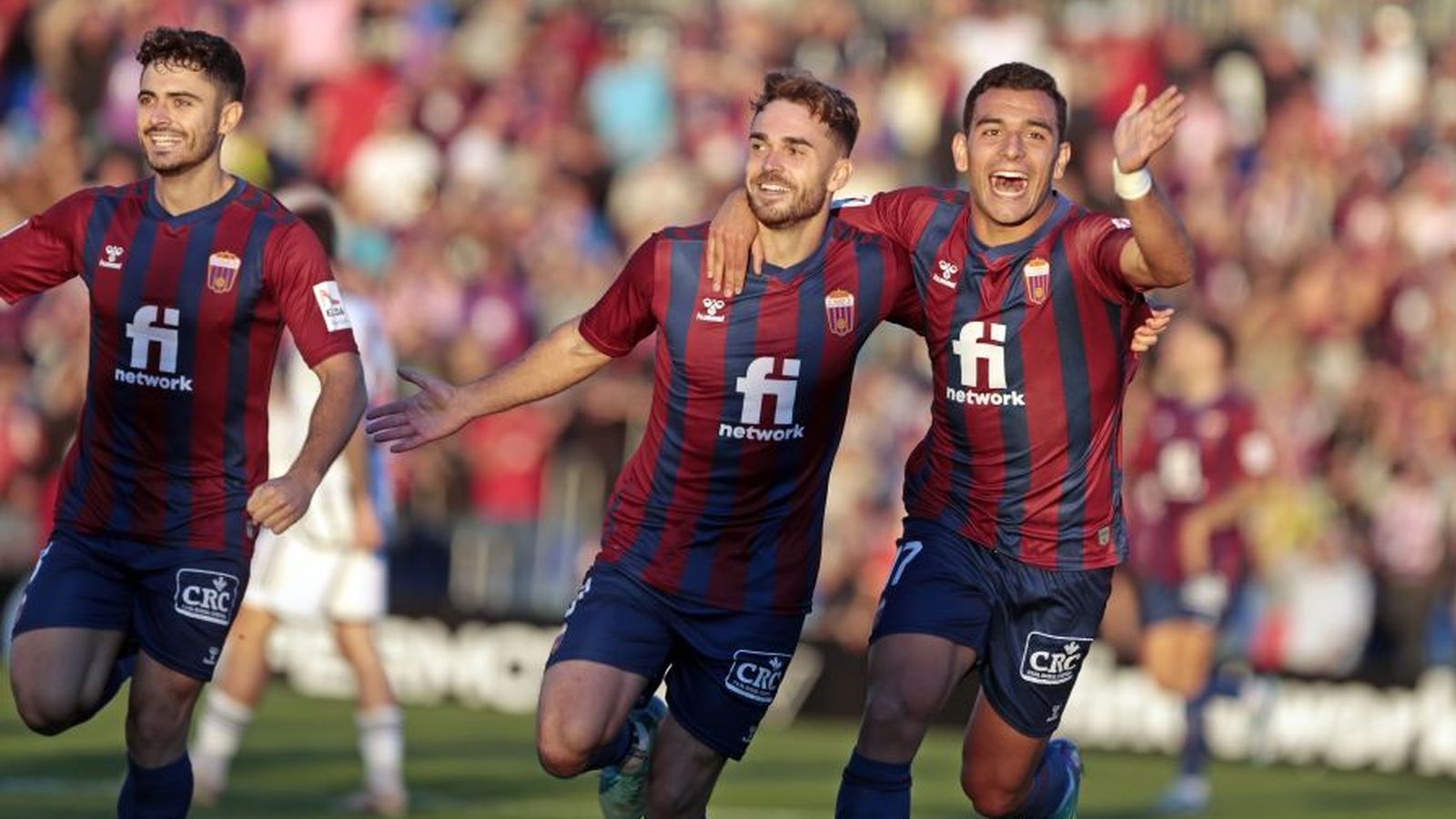 Els jugadors de l'Eldense celebren el doblet de Mario Soberón