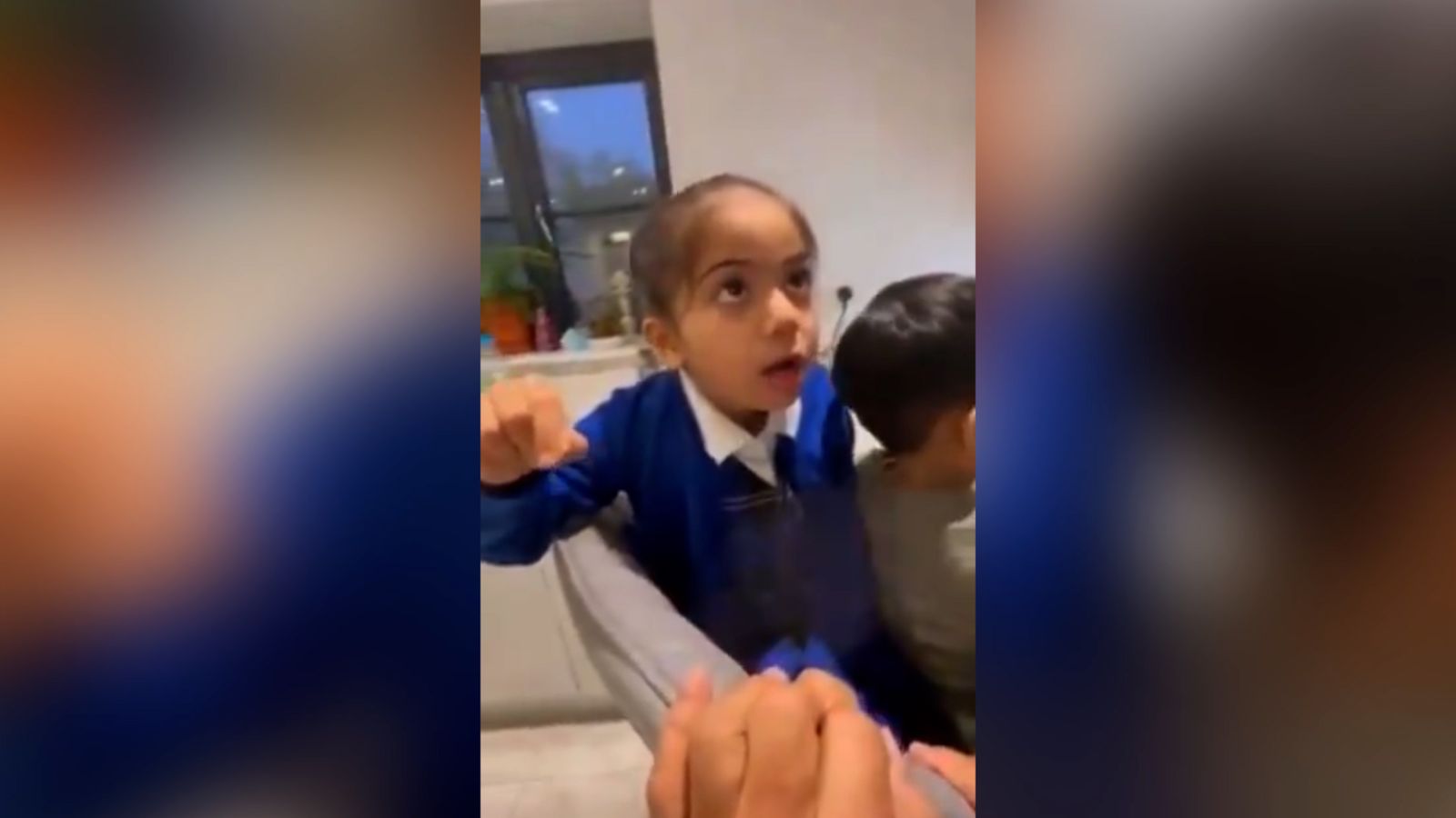 Una xiqueta de cinc anys explica el 'partygate' de Boris Johnson