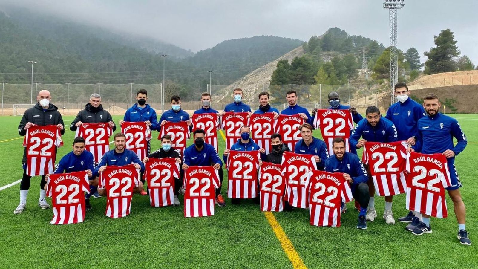 Els jugadors de l’Alcoià, amb les camisetes de Raúl García