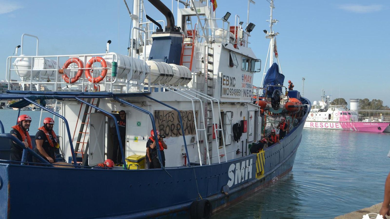 El vaixell Aita Mari, de la entidad vasca Salvament Marítim Humanitari amb un cartell d'agraïment a Borriana
