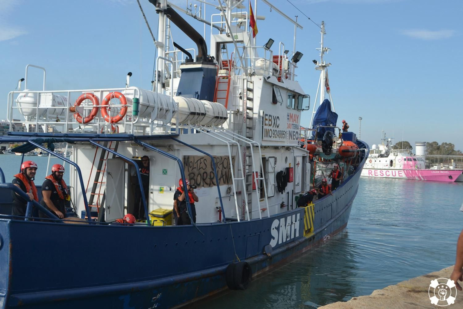 El vaixell Aita Mari, de la entidad vasca Salvament Marítim Humanitari amb un cartell d'agraïment a Borriana