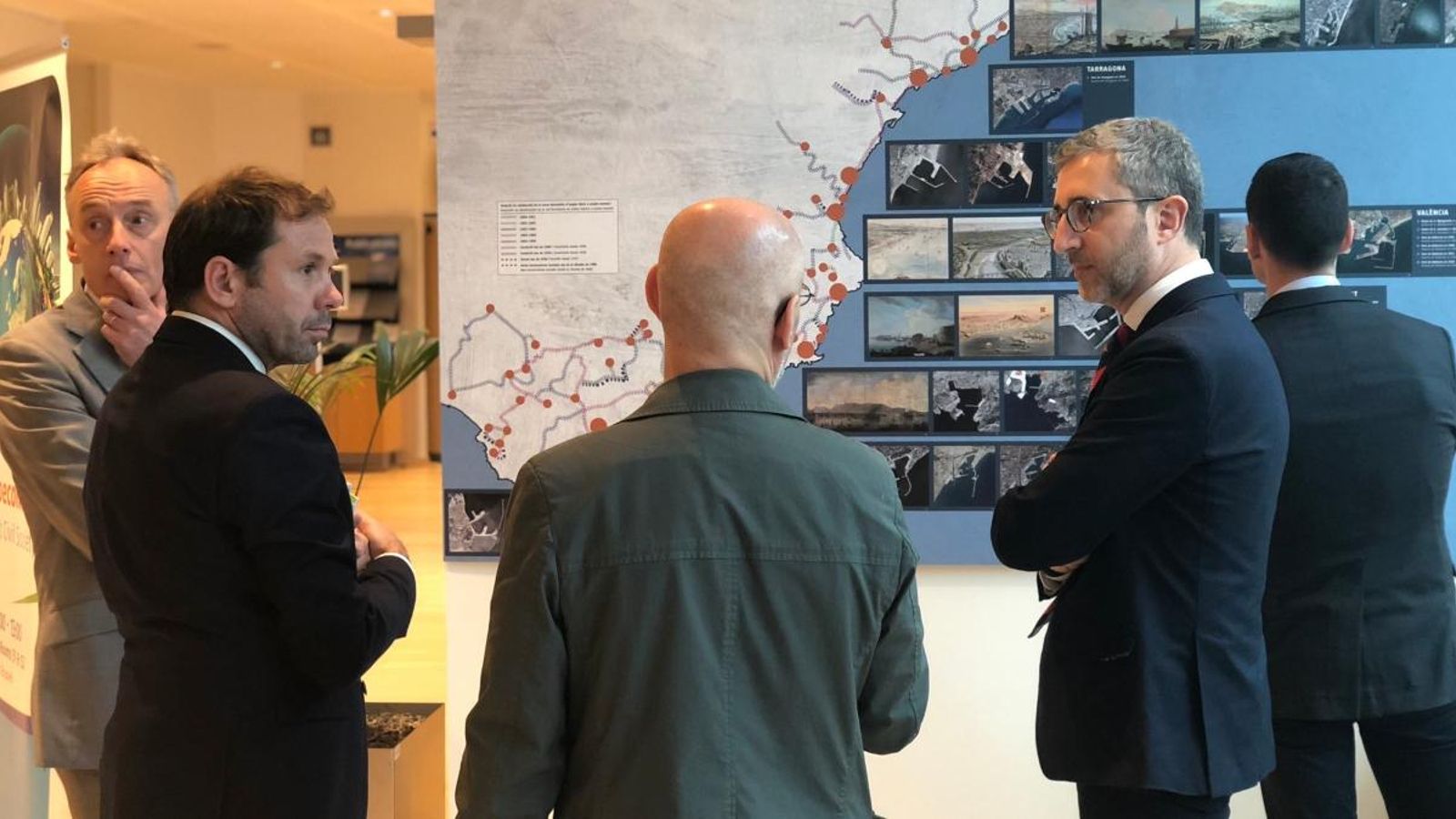 El conseller de Política Territorial, a l'esquerra, visitant la mostra de Brusel·les