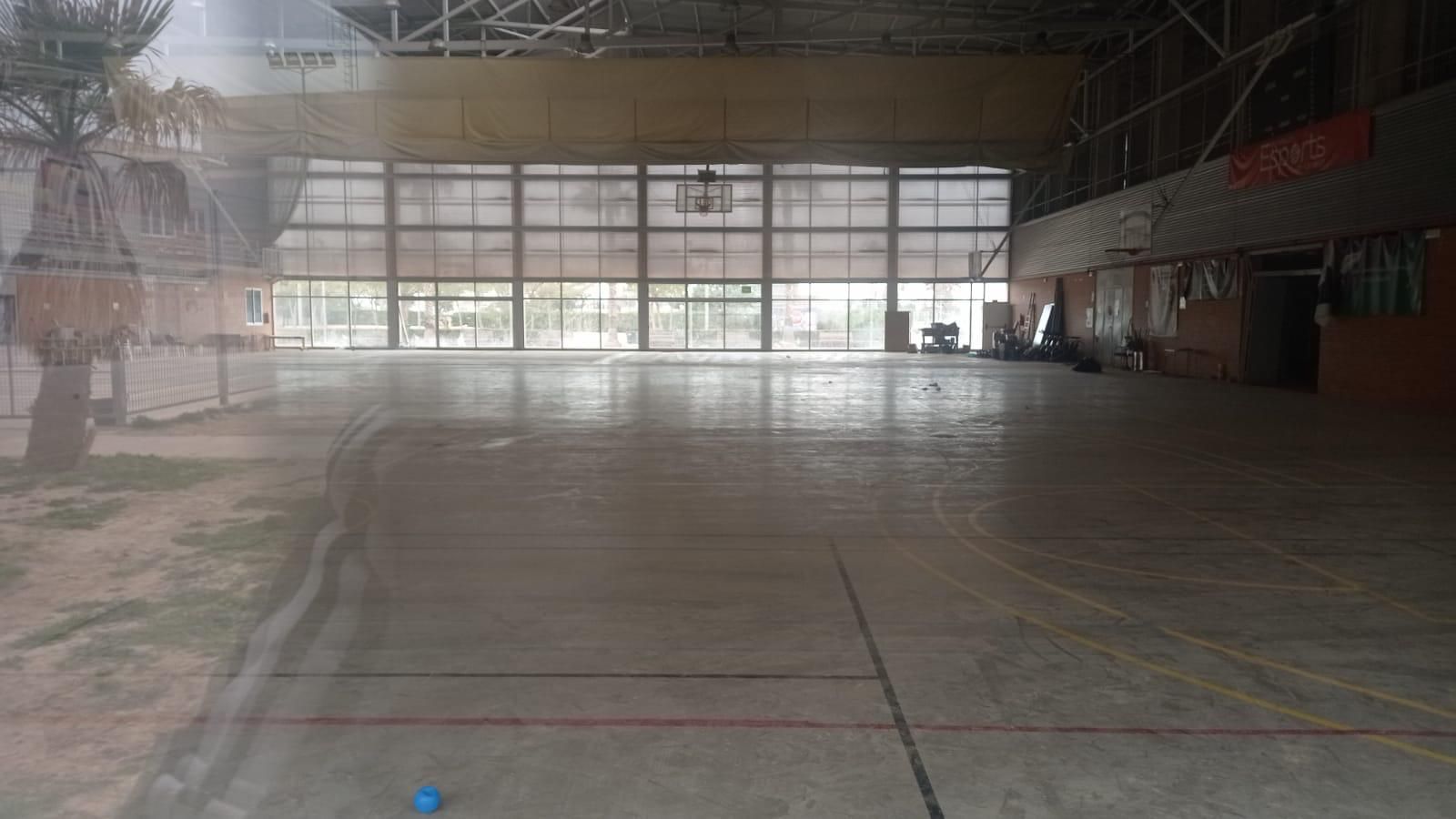 El pavelló de bàsquet de Catarroja, a l’Horda Sud, encara pendent de neteja