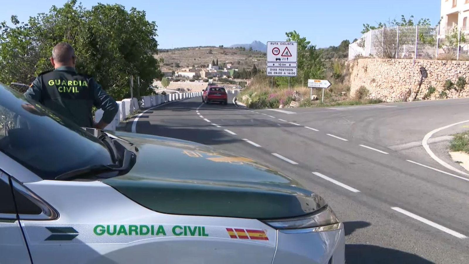 Una patrulla de la Guàrdia Civil talla el pas en un dels punts de la Marina tallat al trànsit a causa de l'incendi