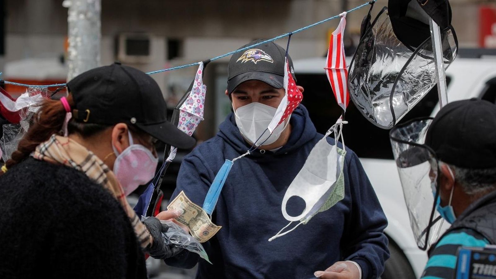 Un home compra una mascareta a Nova York