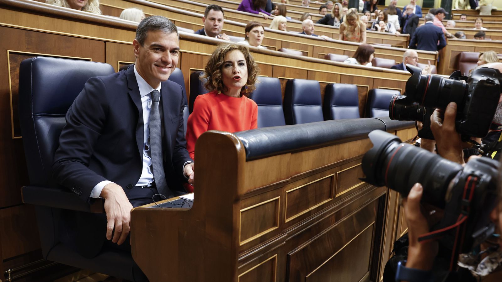 El president espanyol, Pedro Sánchez, i la vicepresidenta primera i ministra d'Hisenda, María Jesús Montero, este dimecres al Congrés