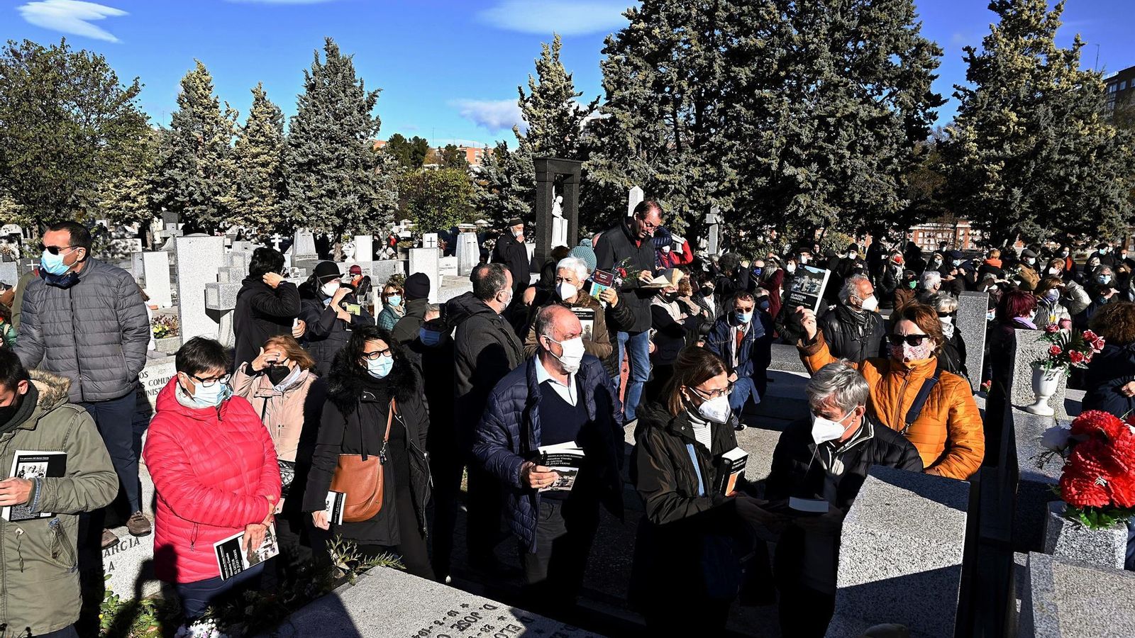 Centenars de persones acomiaden l'escriptora Almudena Grandes en el cementeri civil de l'Almudena, a Madrid