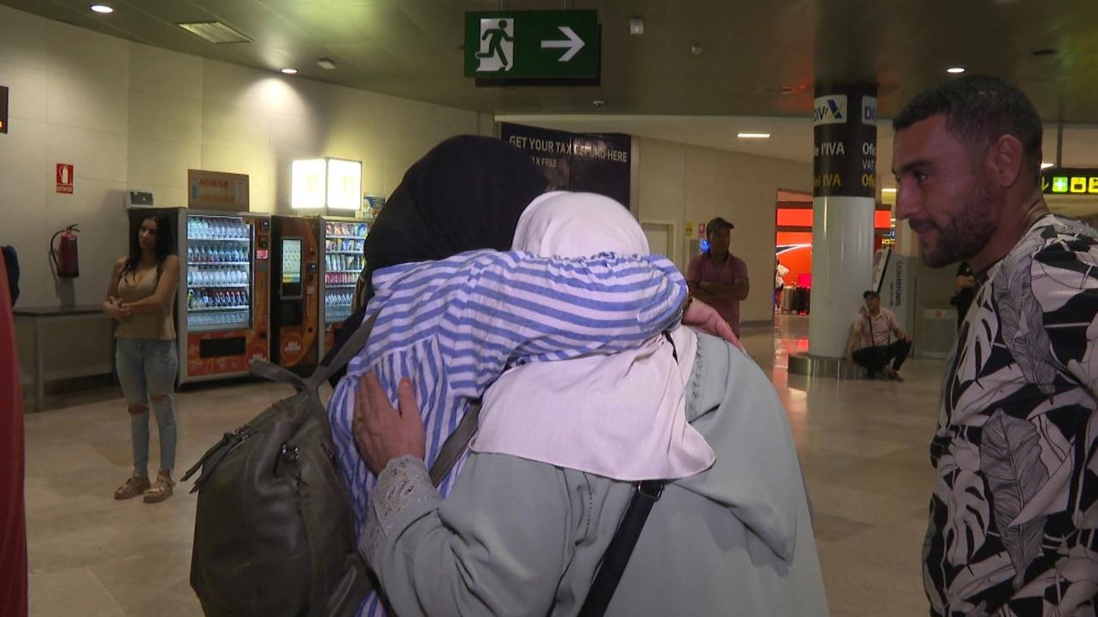 Una jove arribada de Marràqueix abraça la família en l'aeroport de Manises