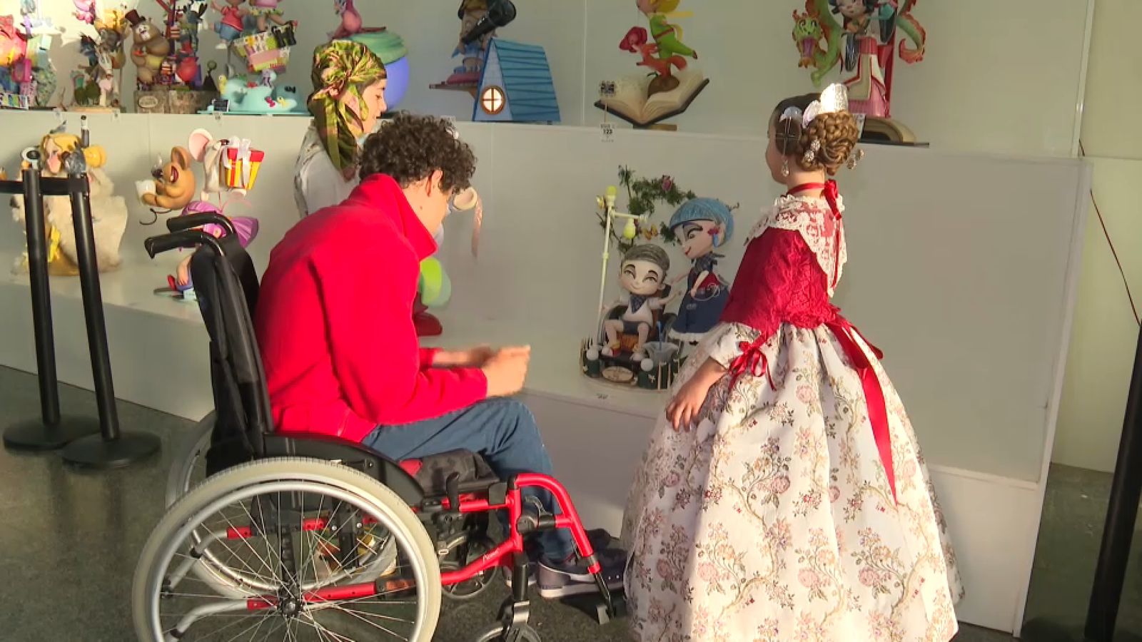 El ninot infantil que Sant Vicent-Periodista Azzati ha aportat a l'Exposició representa la història de superació de dos dels seus fallers