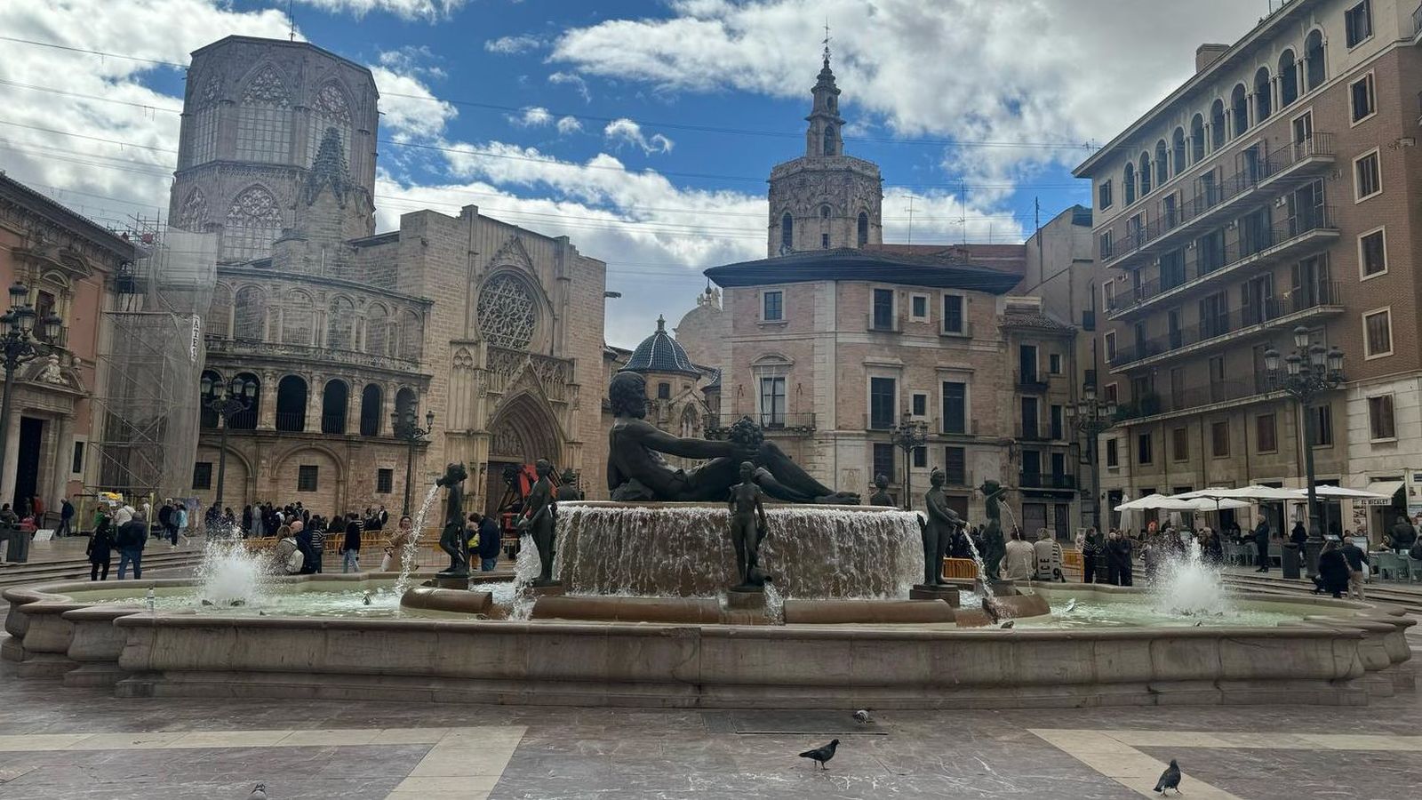 La font del riu Túria de la plaça de la Mare de Déu dels desemparats de València, acabada de restaurar