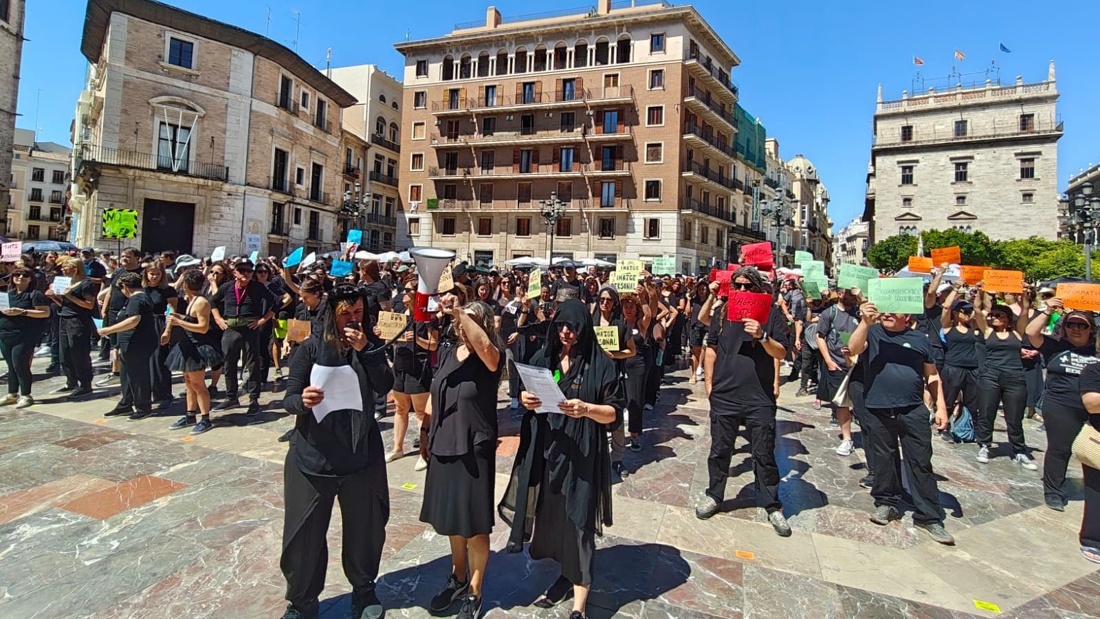 Manifestació dels docents d'FP a la plaça de la Mare de Déu de València