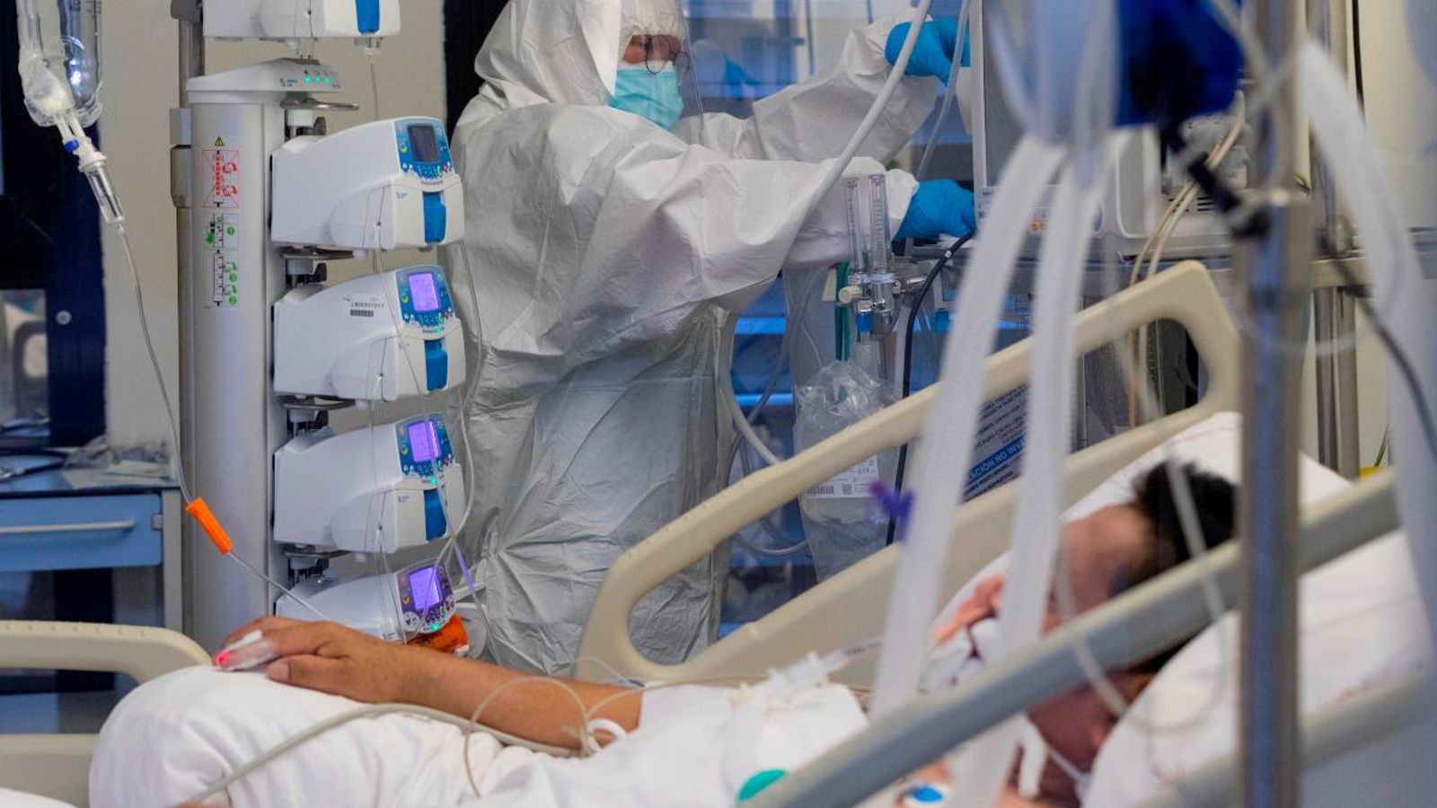 Una infermera en una unitat de vigilància intensiva