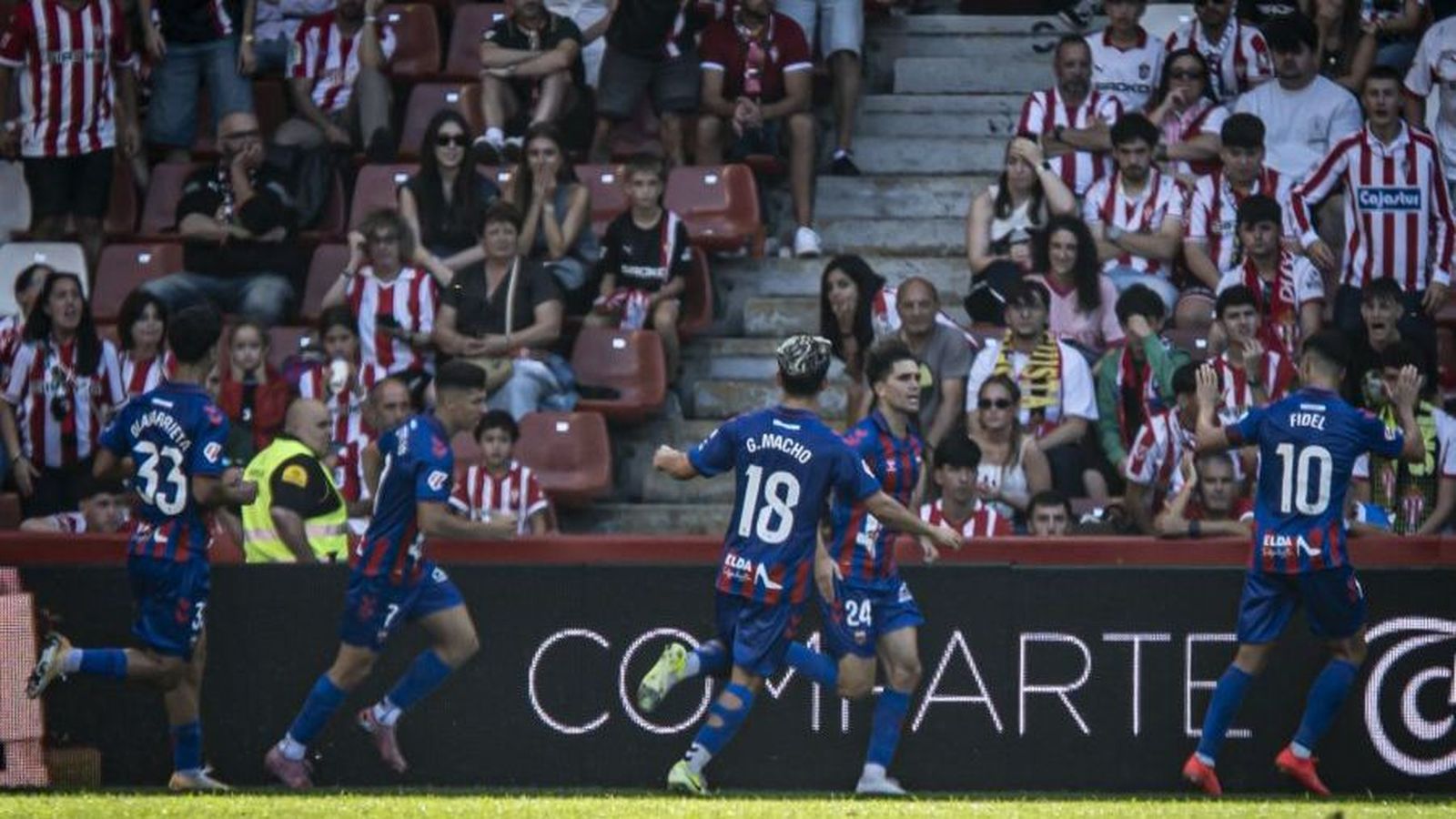 Els jugadors de l'Eldense celebren el gol del triomf