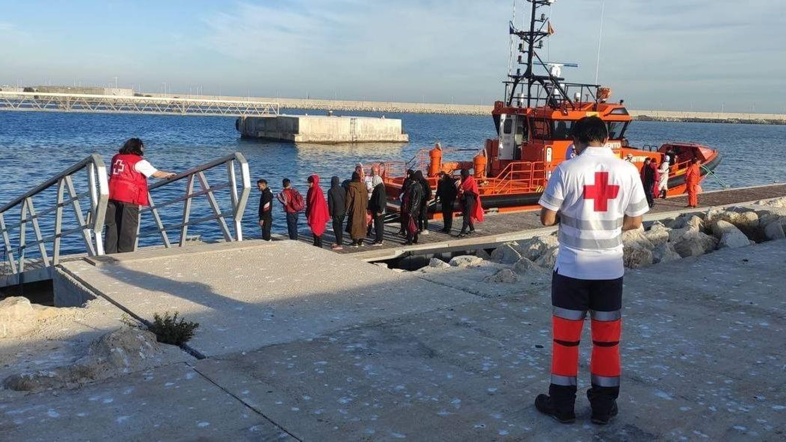Imatge d'arxiu de persones arribades en pastera ateses per la Creu Roja