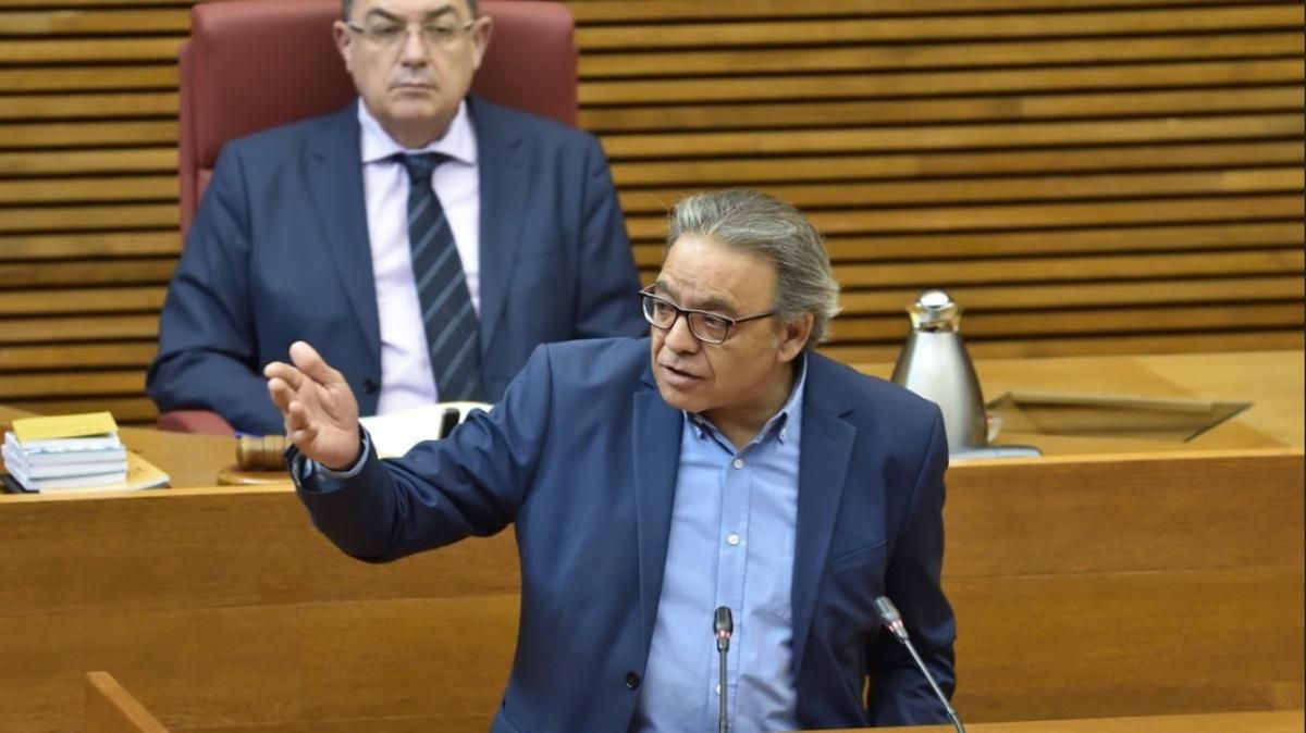 Manolo Mata, síndic socialista, durant la seua intervenció en el debat de política de general d'aquest dilluns