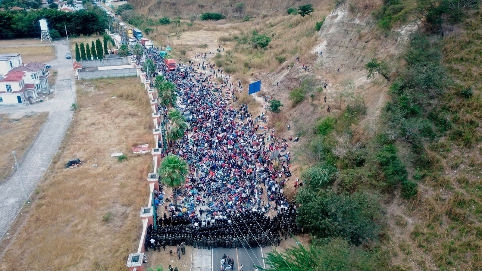 Vora 6.000 migrants hondurenys intenten arribar a la frontera dels Estats Units