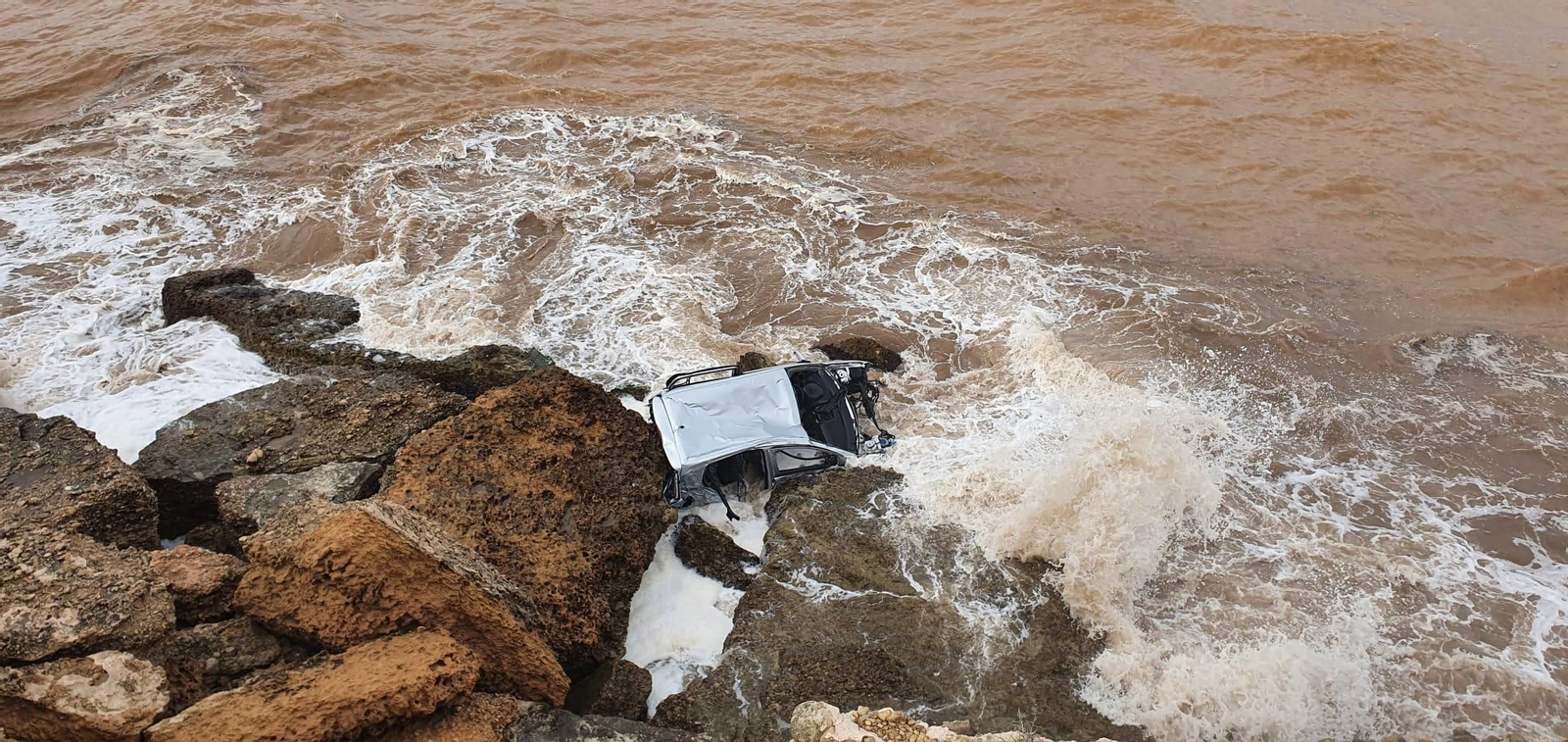 Imatge del cotxe que l'aigua ha arrossegat fins a la mar