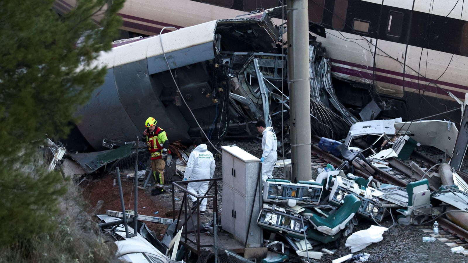 Un dels vagons d'un dels trens sinistrat, totalment partit