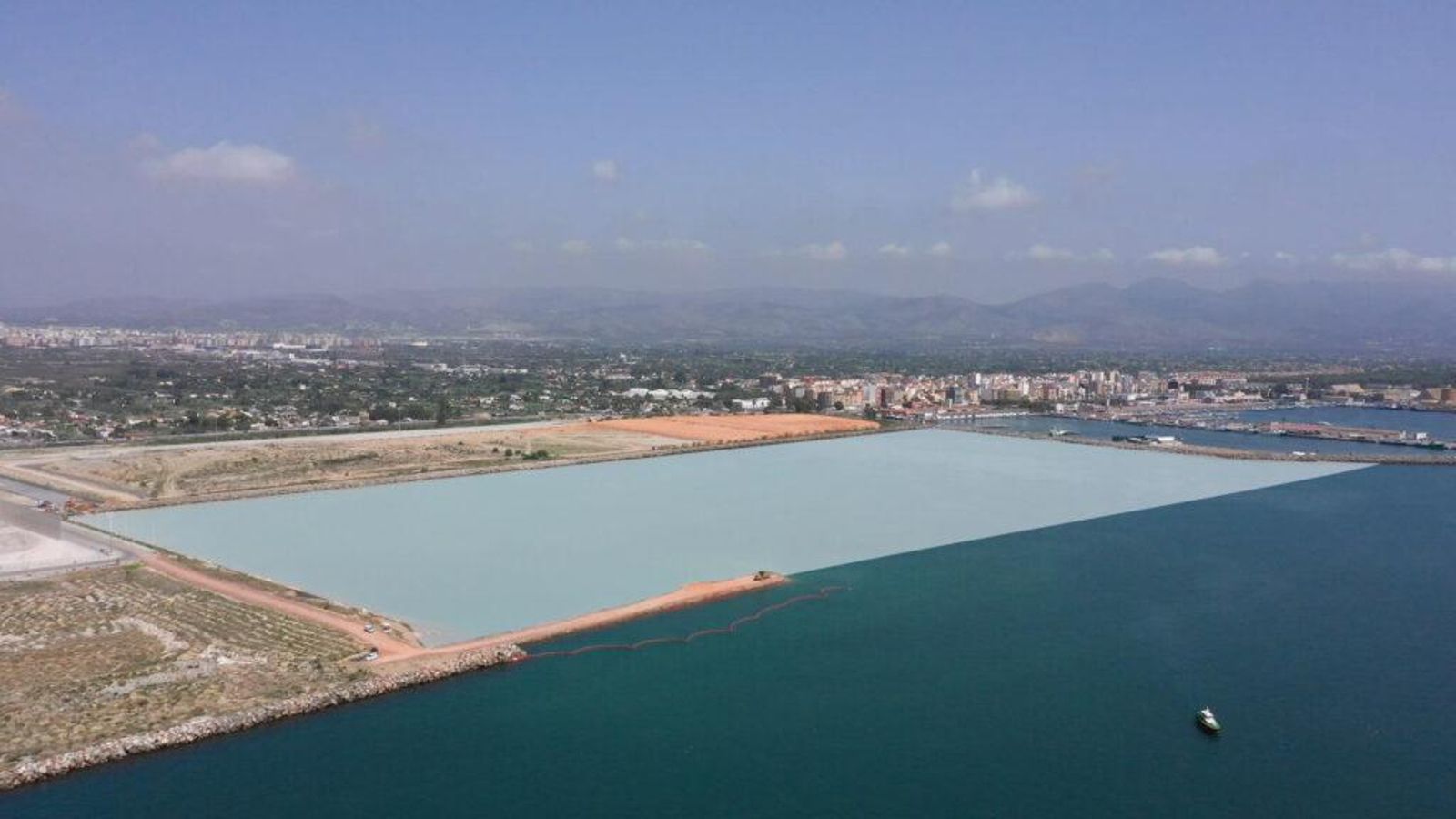 Estat de les obres el juliol del 2024 i simulació de farciment una vegada culmine Estat de les obres del bri de tancament al juliol de 2024 i simulació de farciment una vegada culmine l'obra