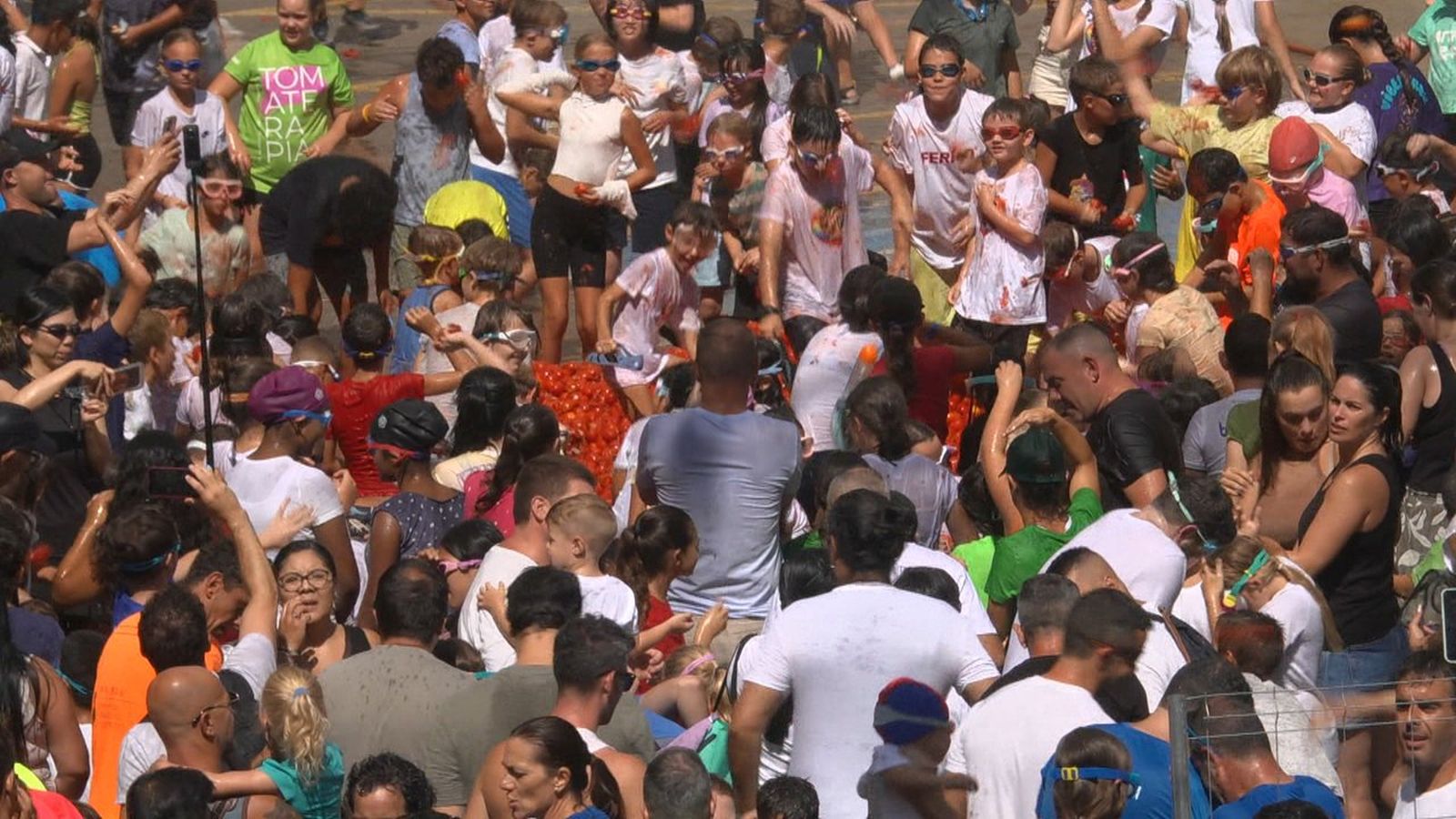 Tomatina infantil en plena batalla