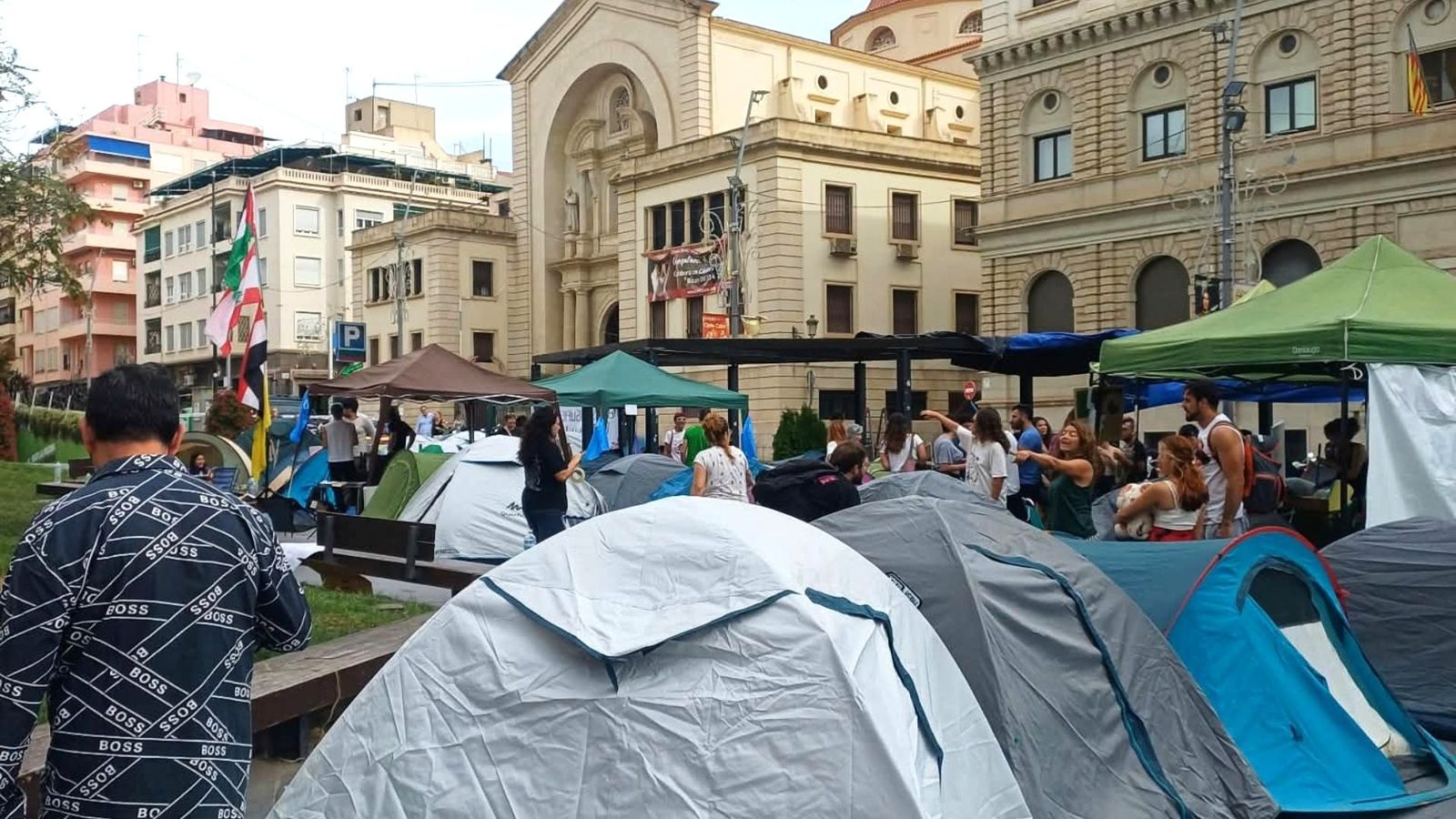 Acampada per la vivenda d'Alacant