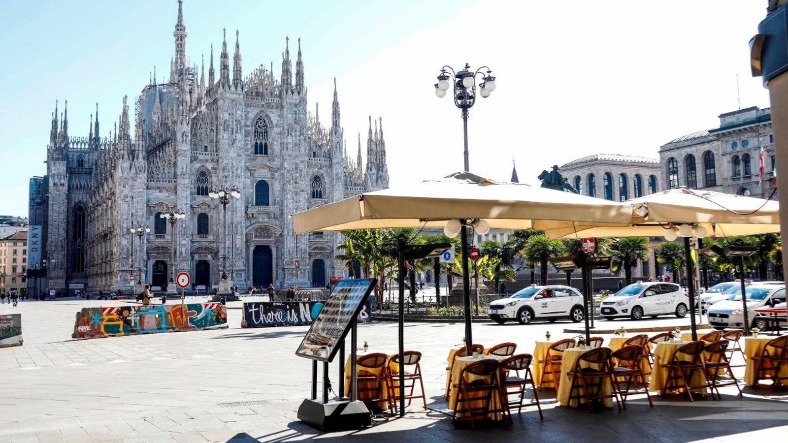 Un restaurant davant del Duomo de Milà sense clients