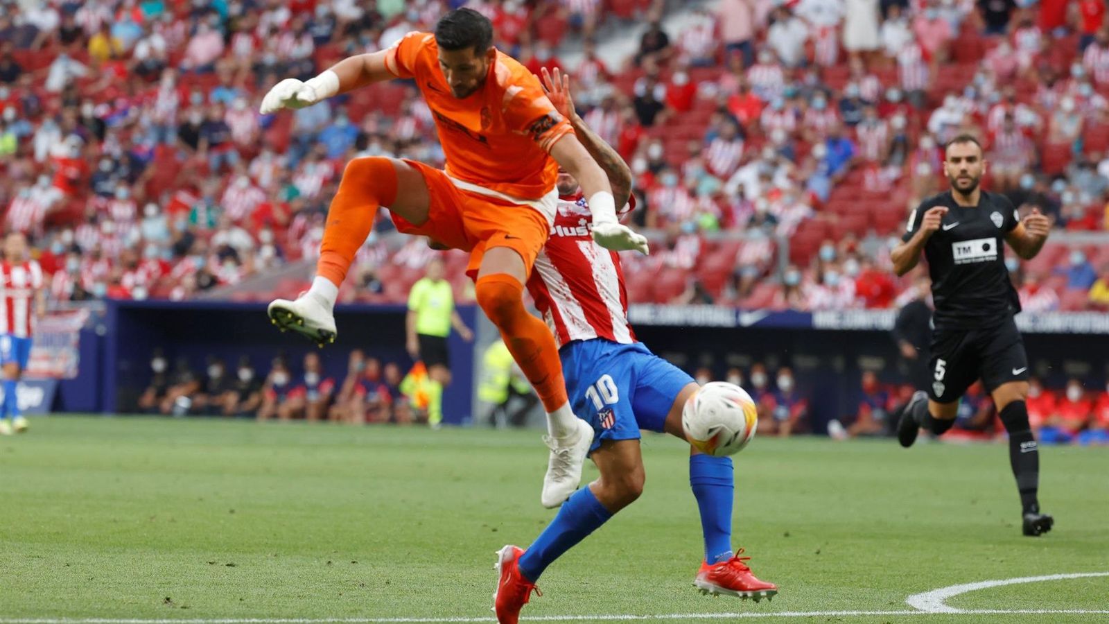 Kiko Casilla no encerta a desviar la pilota davant la intimidació de Correa