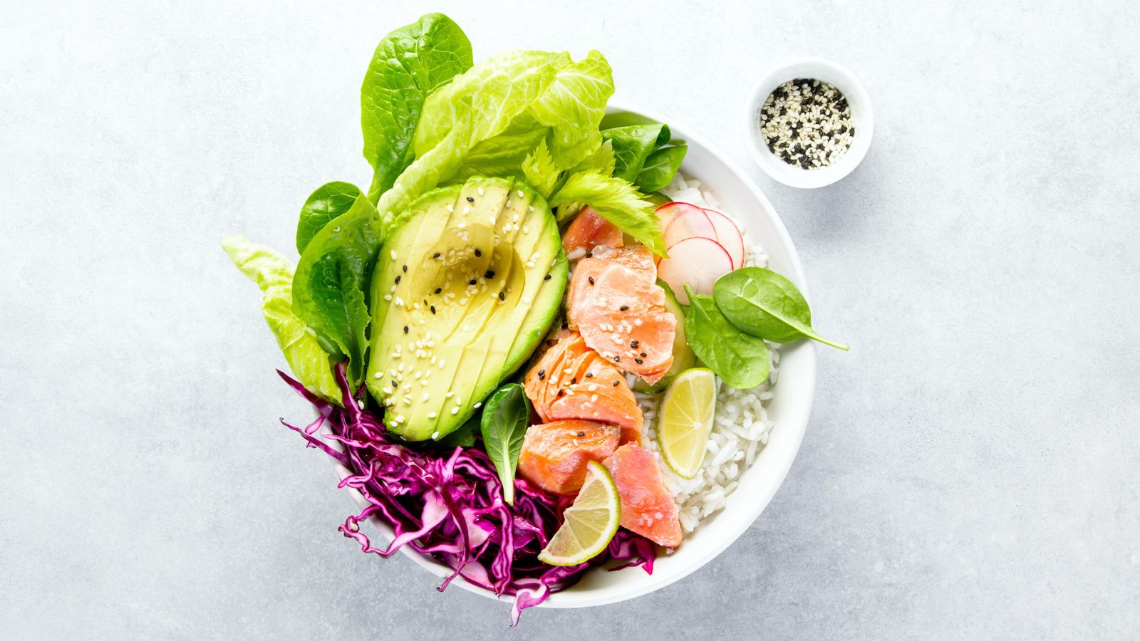 Imatge d'un cuenco amb poke, un plat d'origen hawaià que està guanyant molta popularitat