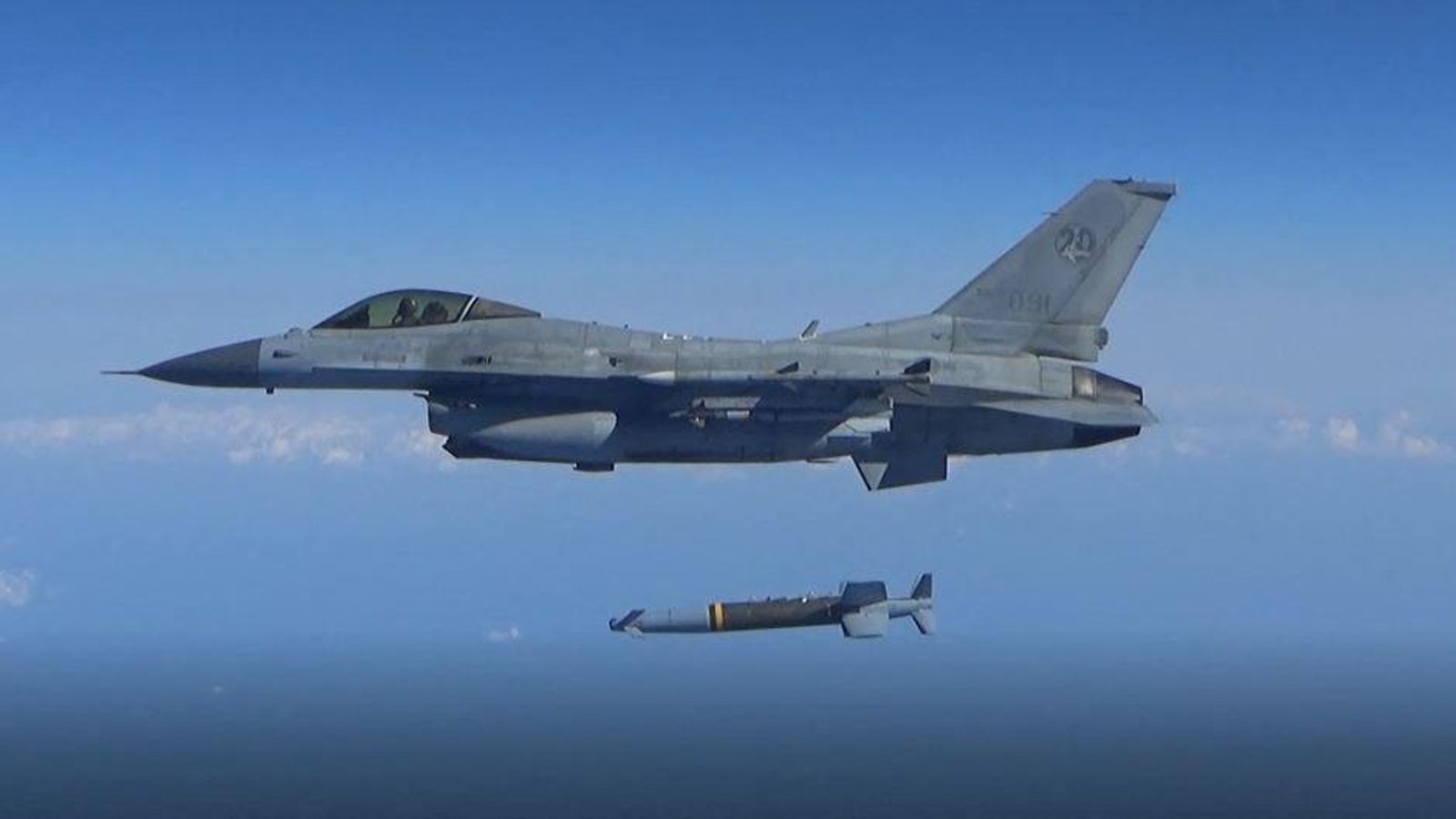 Un F-15 nord-coreà llança un míssil en les maniobres conjuntes amb l'aviació dels EUA Un F-15 nord-coreà llança un míssil en les maniobres conjuntes amb l'aviació dels EUA