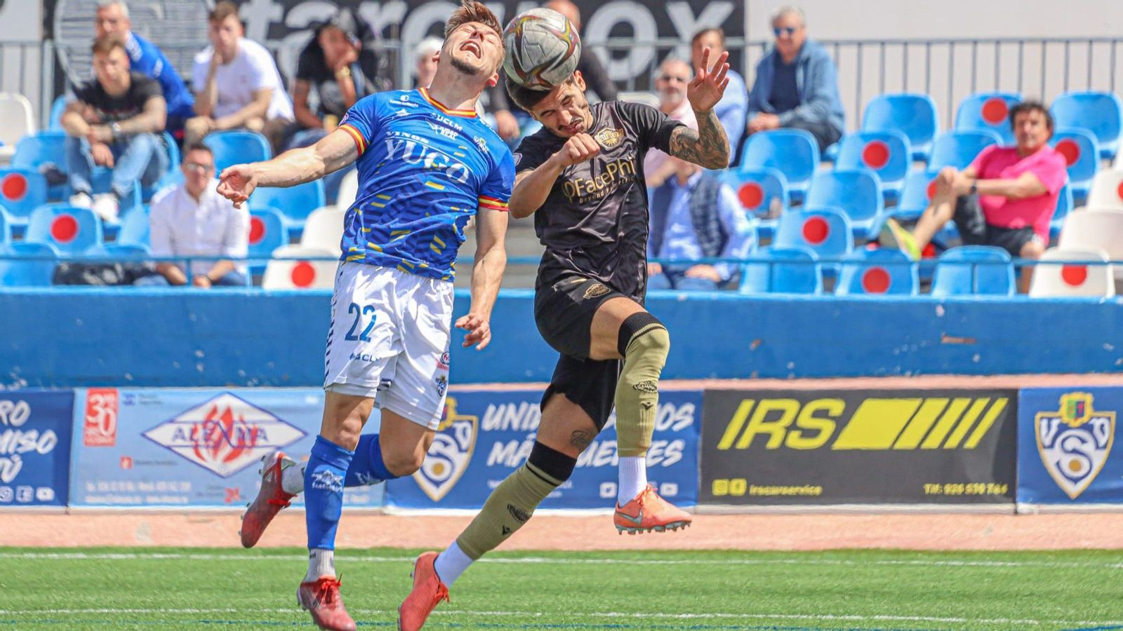 Dos jugadors pugnen per una pilota Dos jugadors pugnen per una pilota