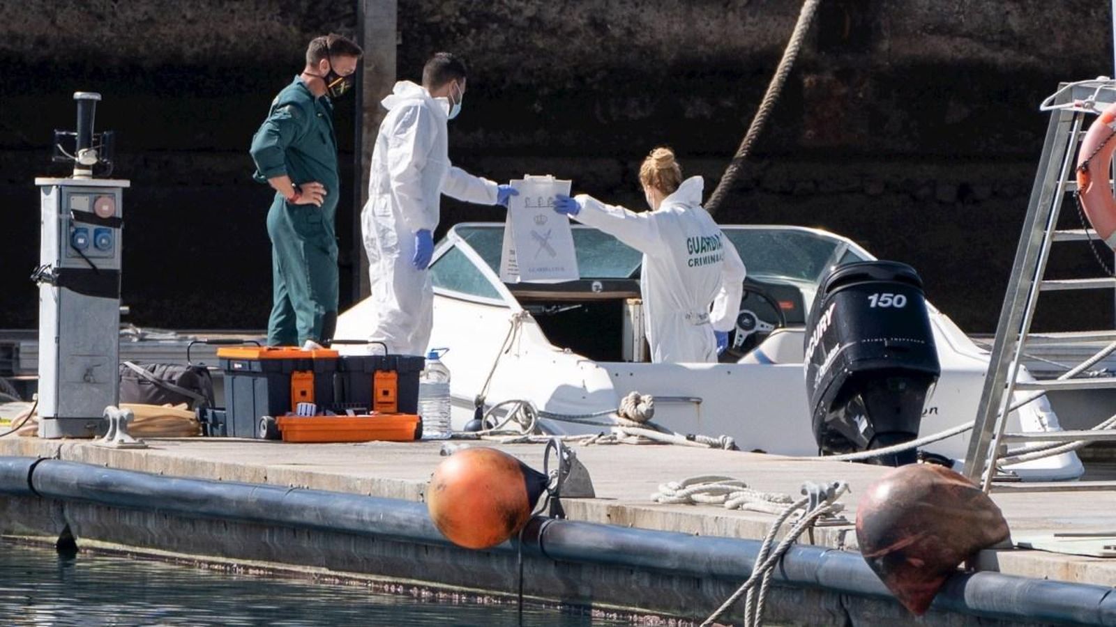 Agents de la policia pudicial de la Guàrdia Civil inspeccionen l'embarcació del pare de les xiquetes desaparegudes