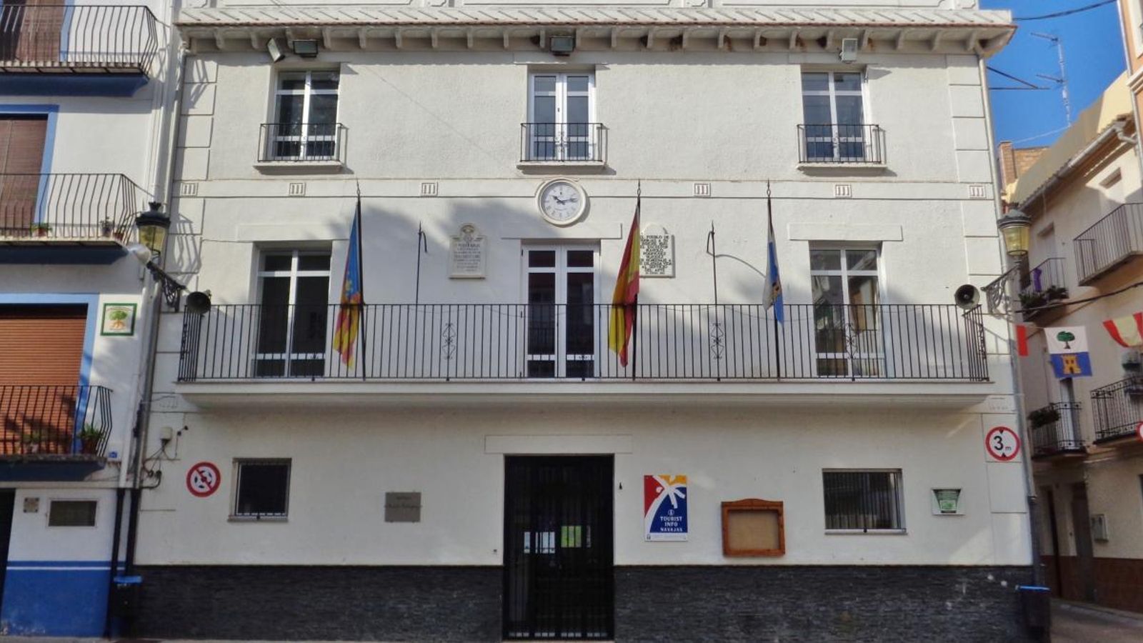 Façana de l'Ajuntament de Navaixes
