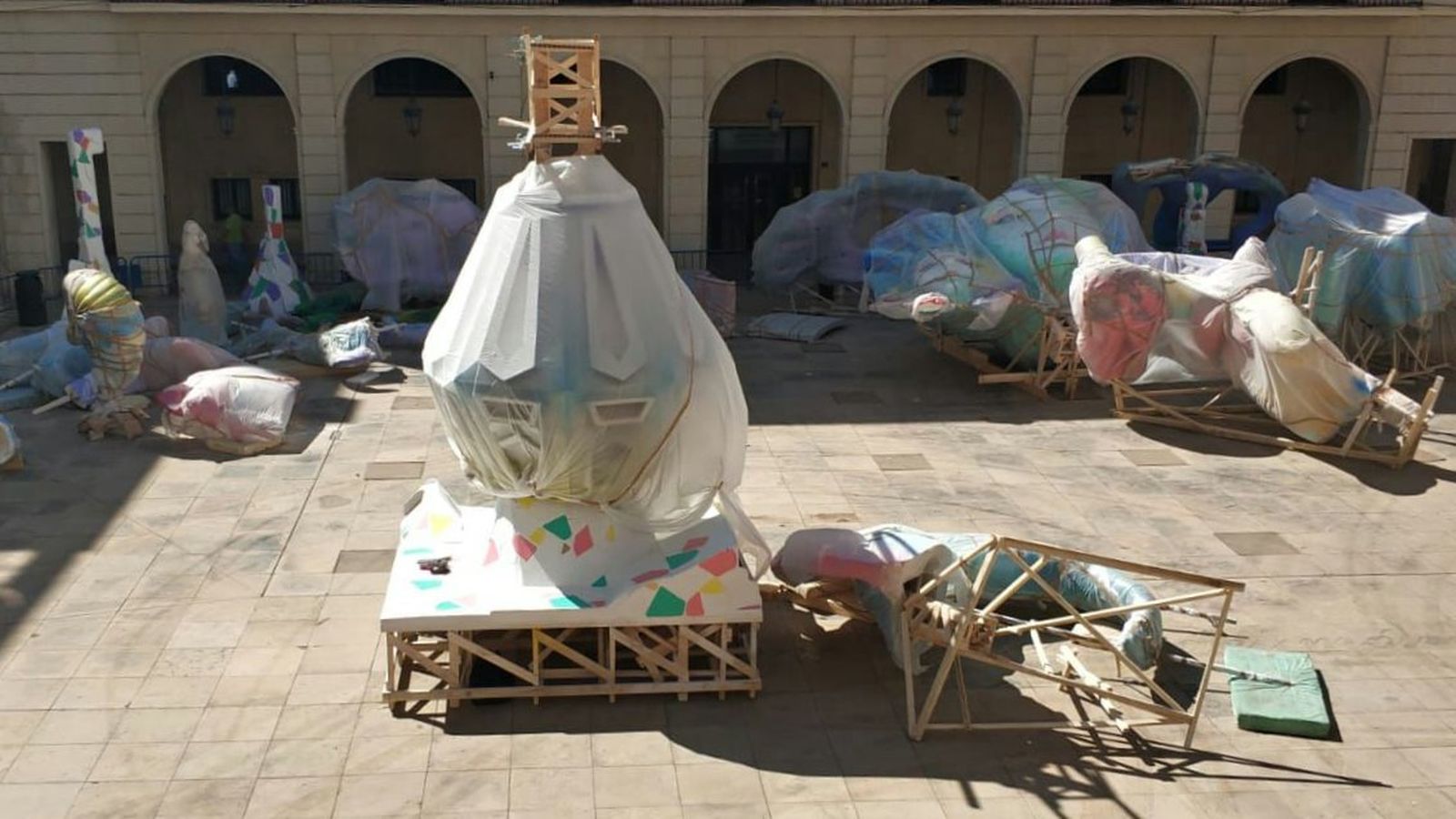 La foguera oficial d'Alacant recorre la ciutat fins la plaça de l'Ajuntament