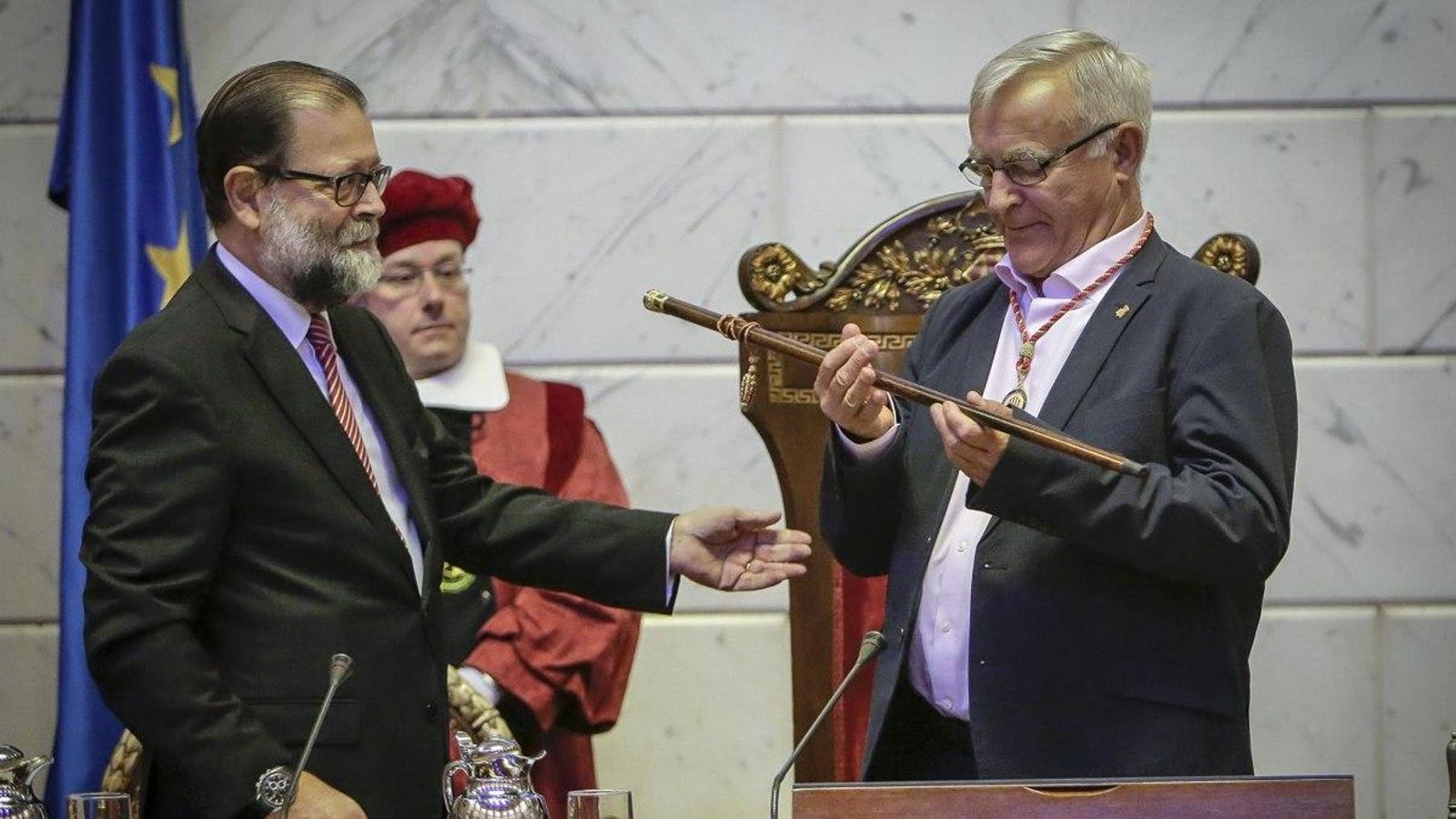 L'alcalde de València, Joan Ribó, rep la vara de comandament de la ciutat