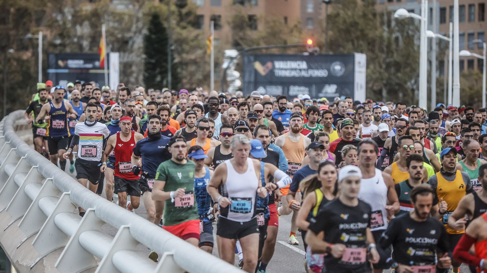 Corredors participen en la Marató de València, en una imatge d'arxiu
