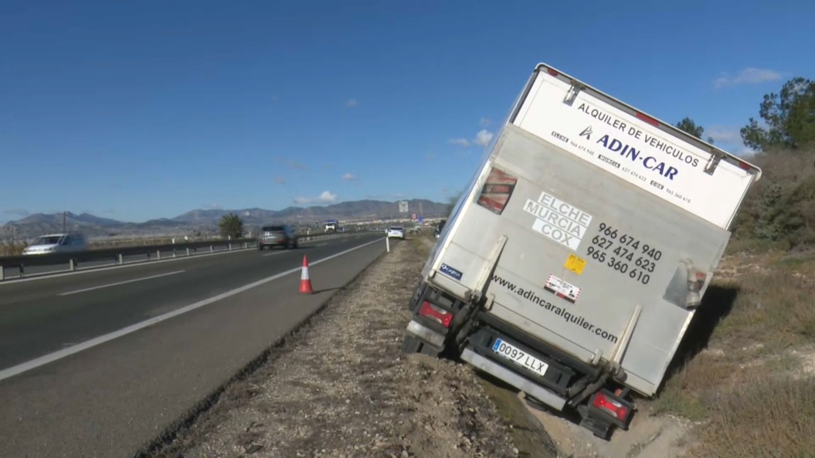 Camió accidentat pel vent a la Font de la Figuera