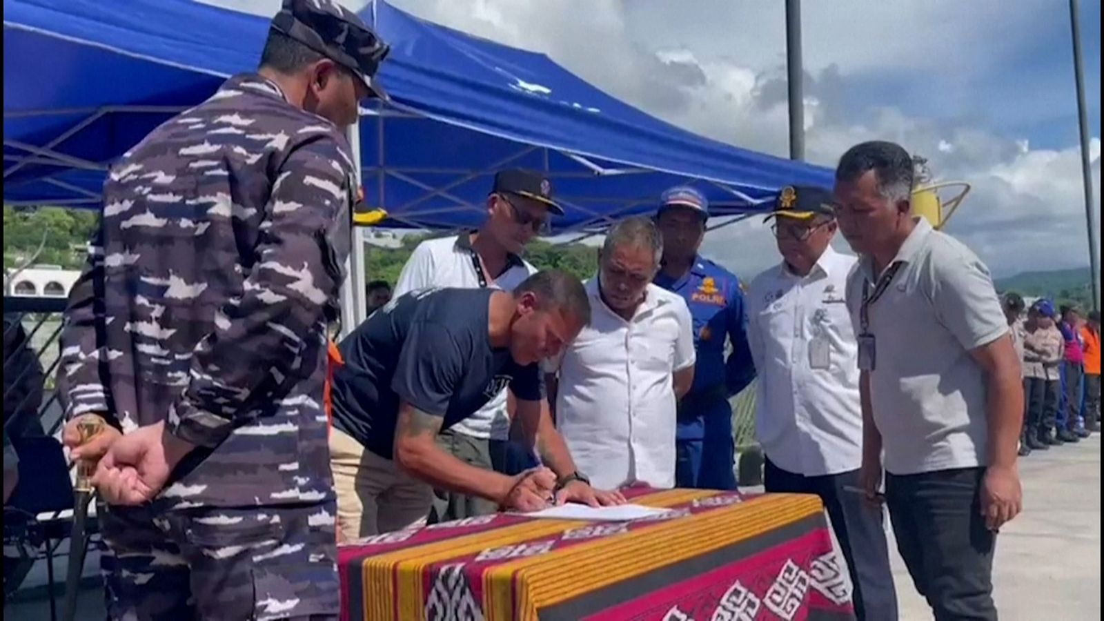 Javier Martínez signa el document de final de recerca del seu fill