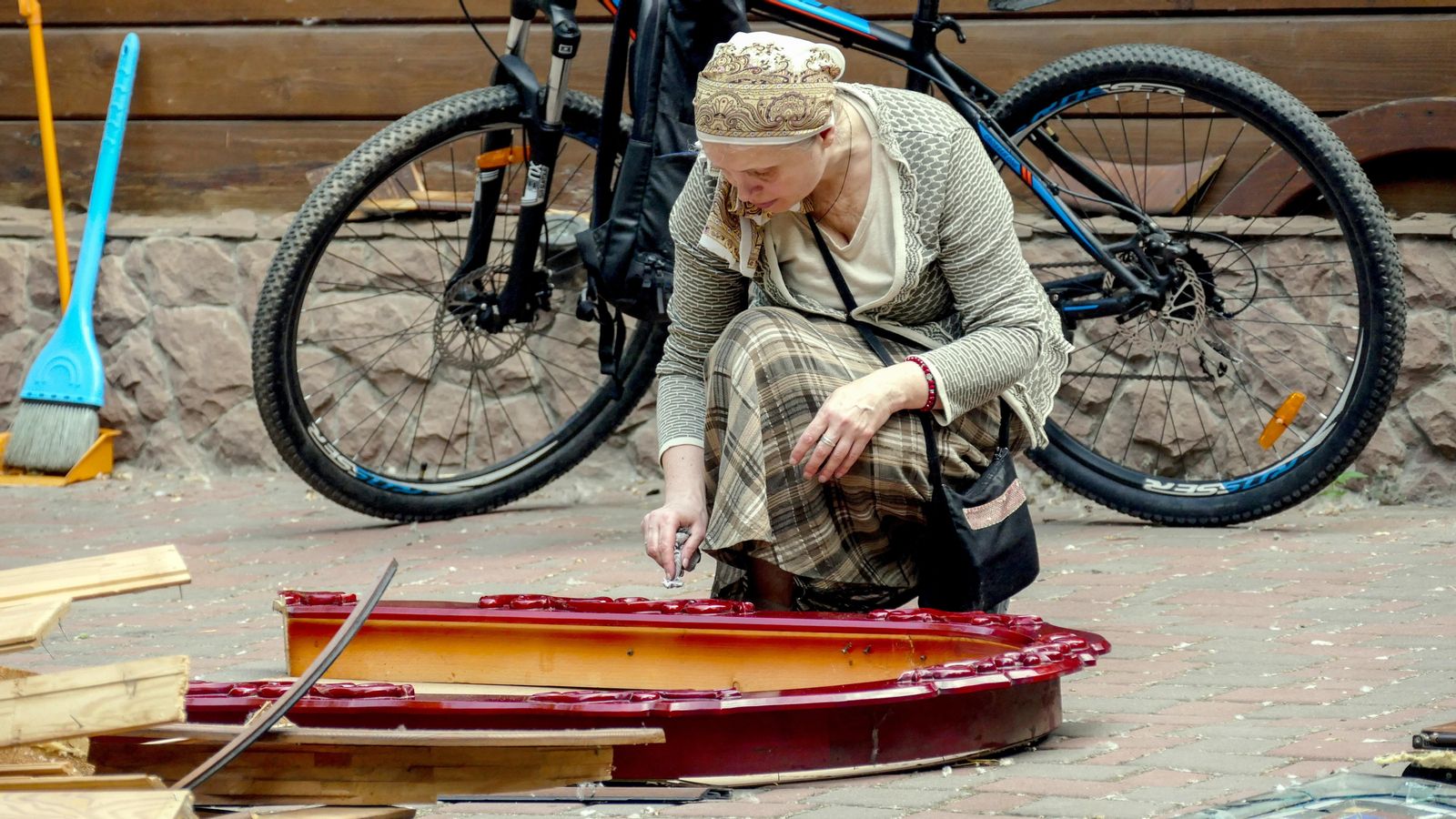 Una dona neta icones religioses prop d'una església danyada després d'un atac amb míssils a Odessa,