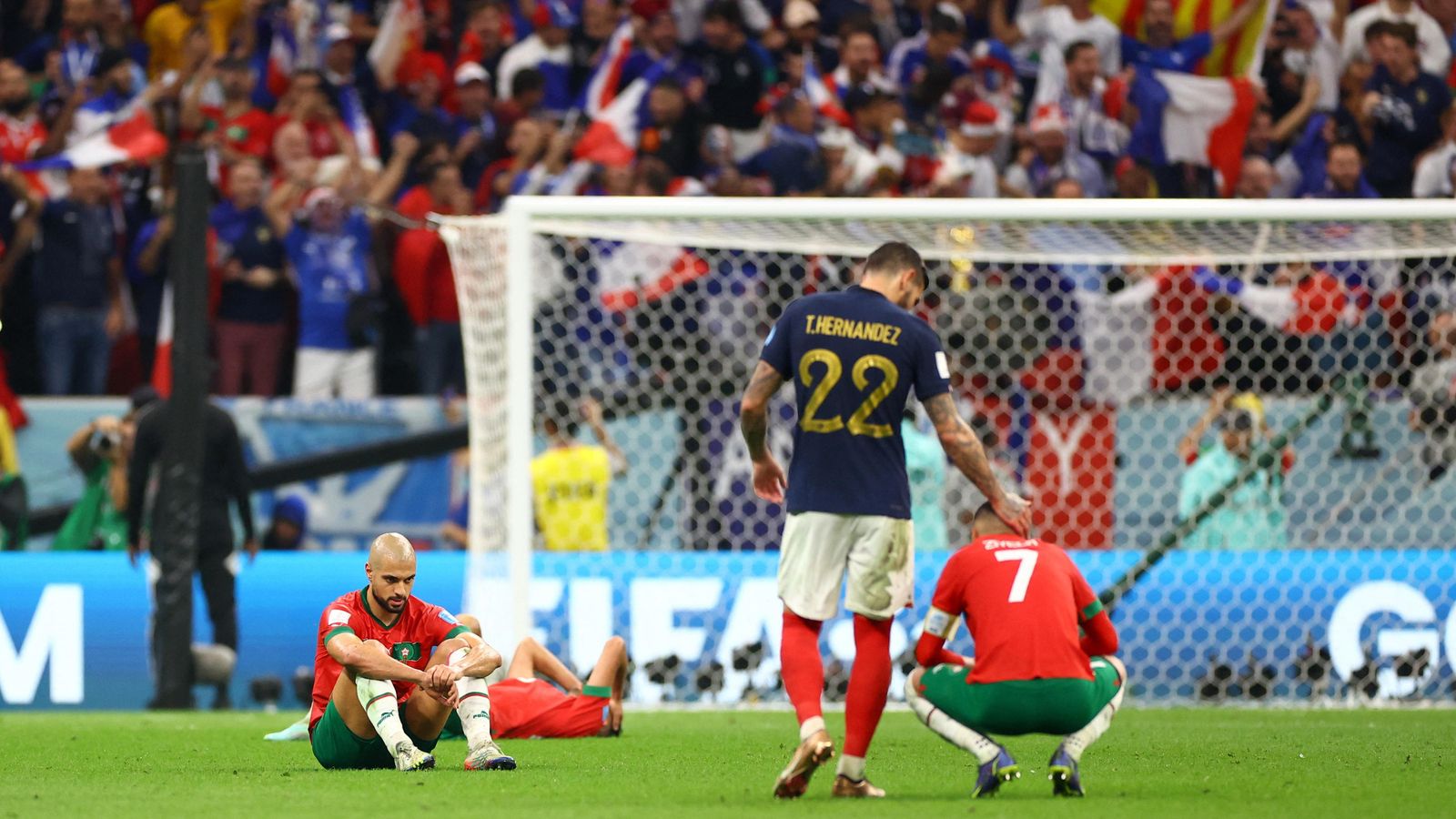 Theo Hernández, autor del primer gol, consola els jugadors del Marroc