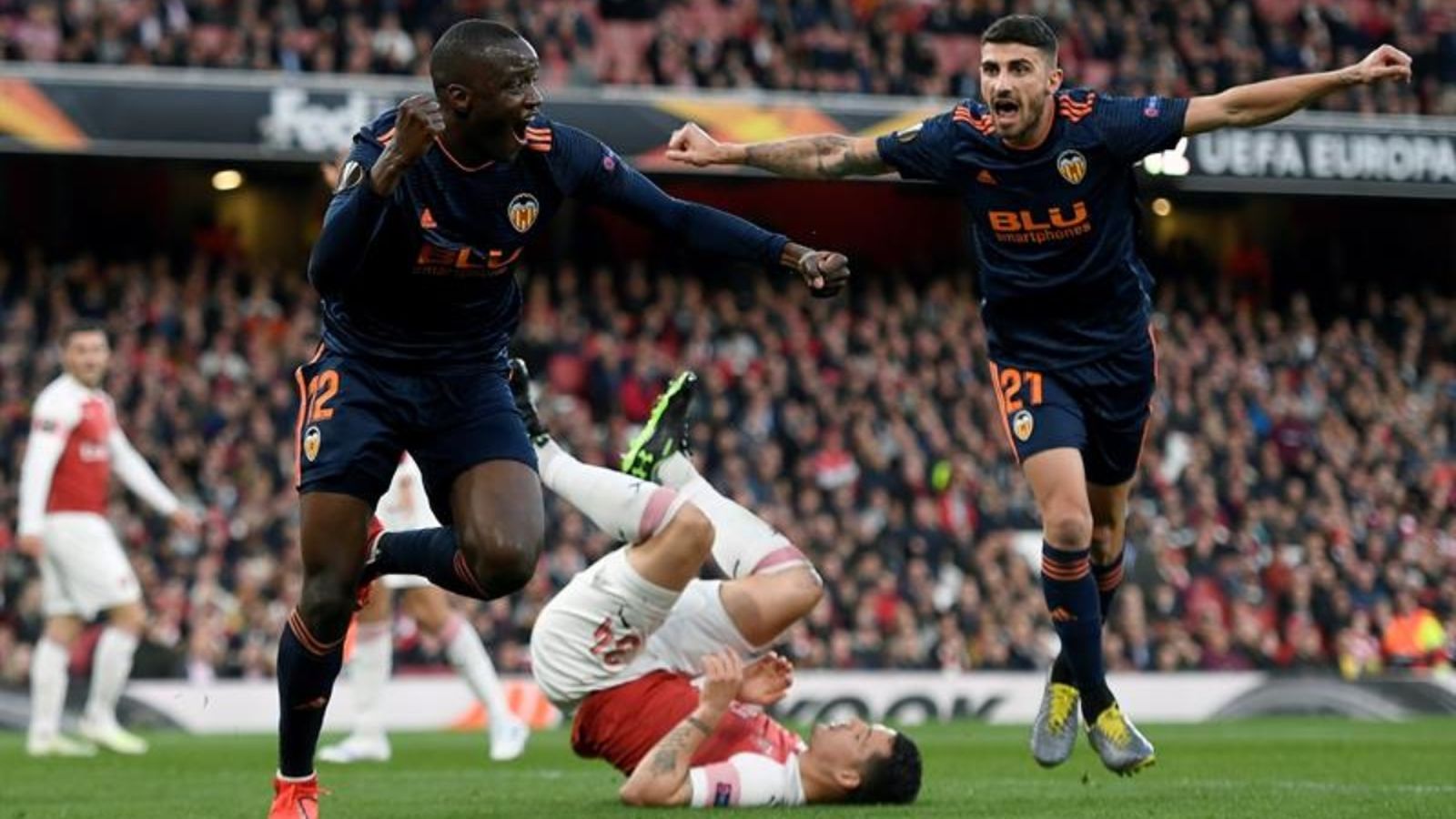 Mouctar Diakhaby celebra el gol que avançava al València en el minut 10.