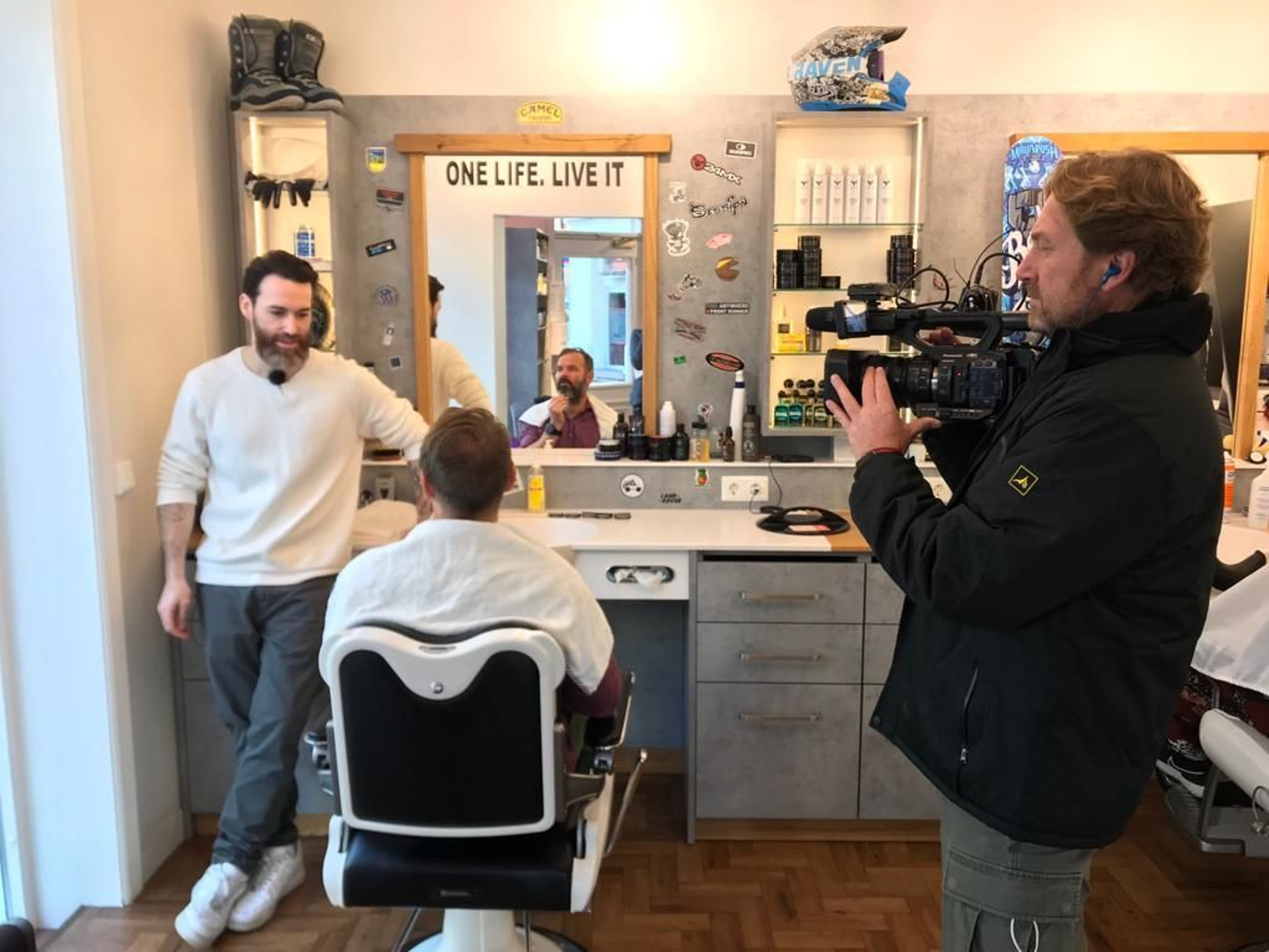 Salva de València viu al mig d'un bosc i té una barberia.