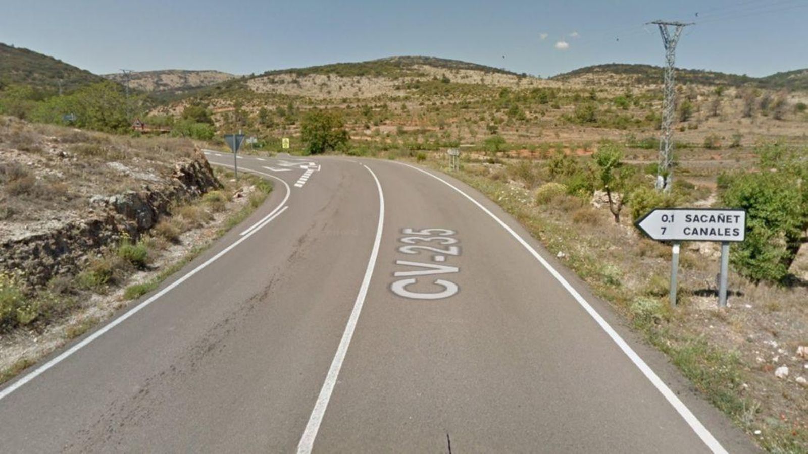 La carretera CV-235 al seu pas per Sacanyet