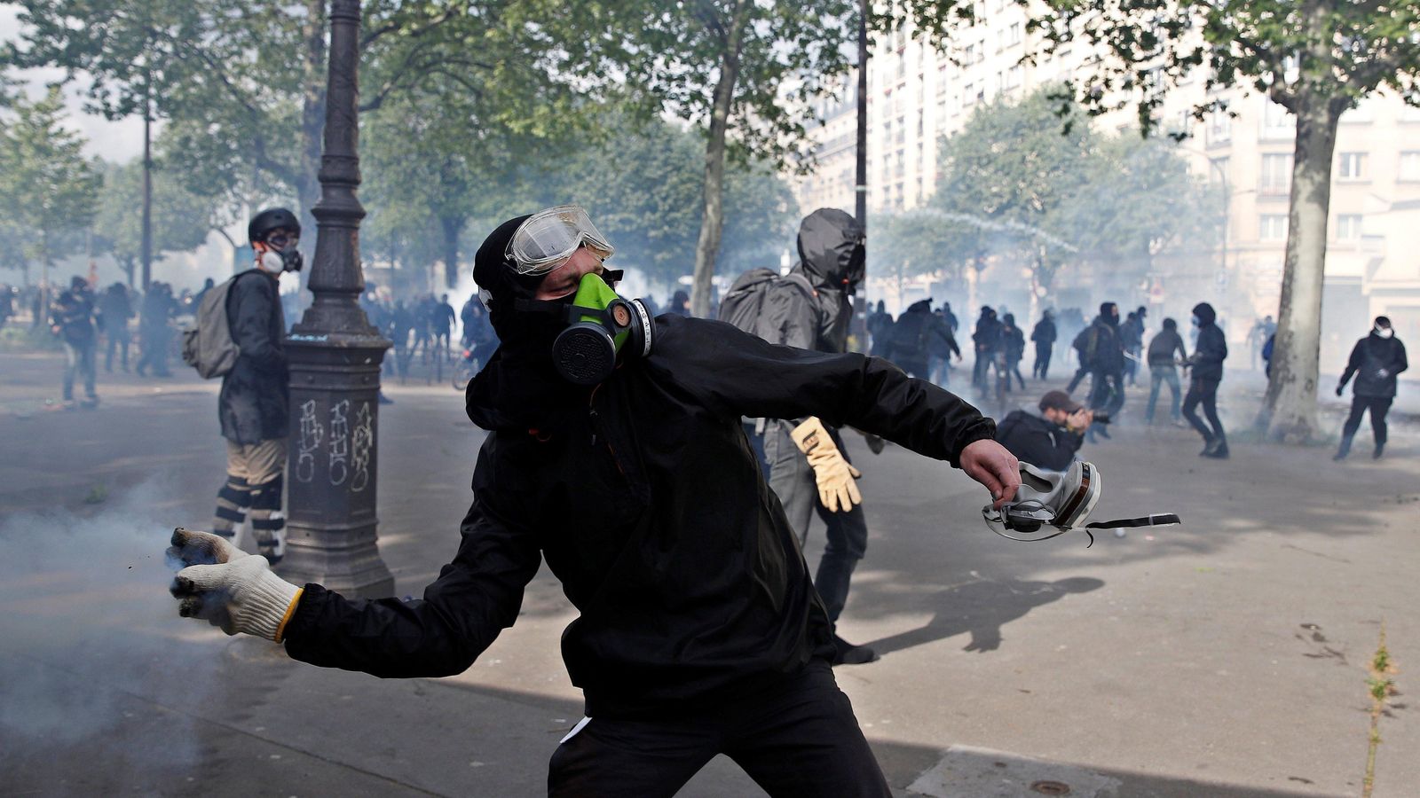 Manifestants s'enfronten a la policia, a París