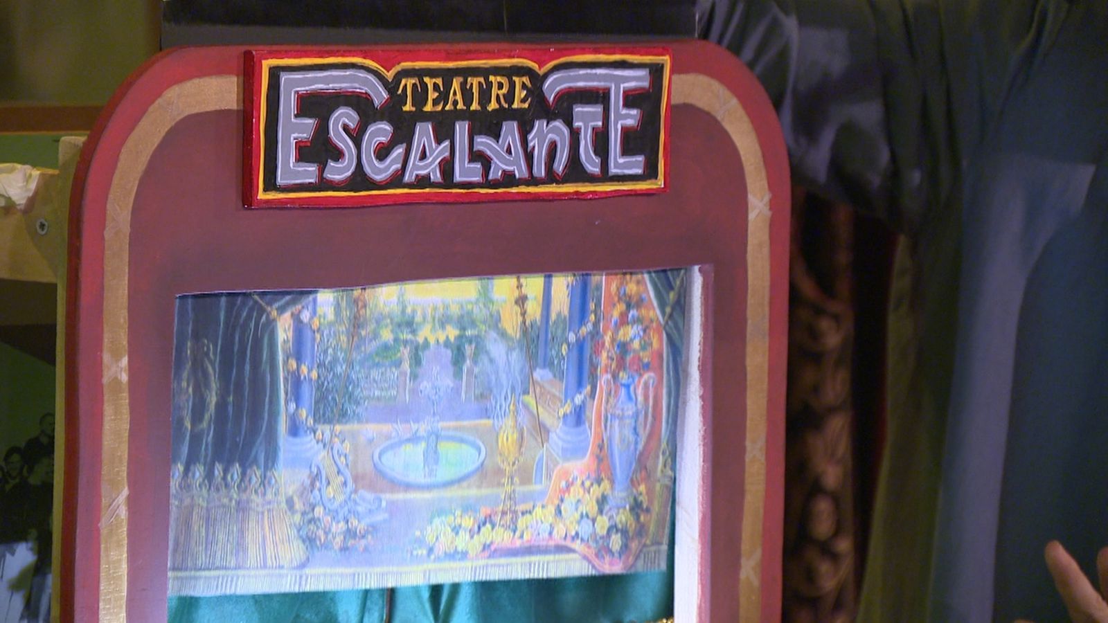 Escalante obri el teló als oficis invisibles del teatre