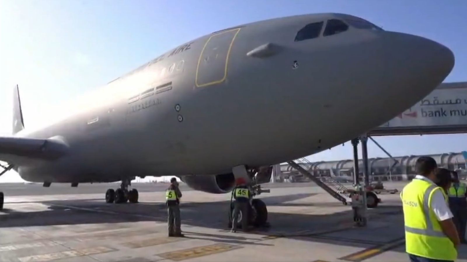 Avió de l'Exèrcit de l'Aire que ha aterrat aquest dilluns en l'aeroport de Masqat, a Oman, per a una tercera operació de repatriació d'espanyols