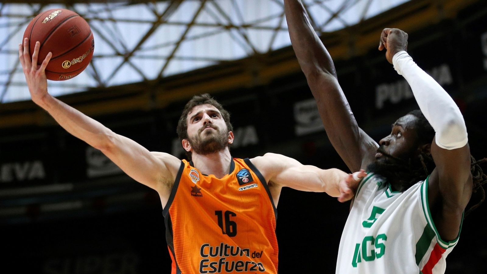 Guillem Vives fa una cistella davant de l'Unics Kazan