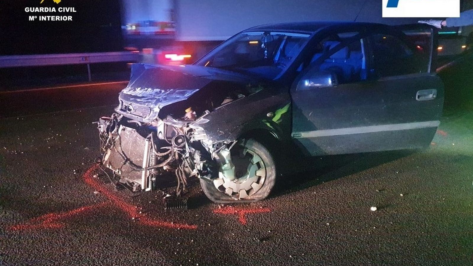 En imatge, el vehicle accidentat després d'evitar la conductora kamikaze