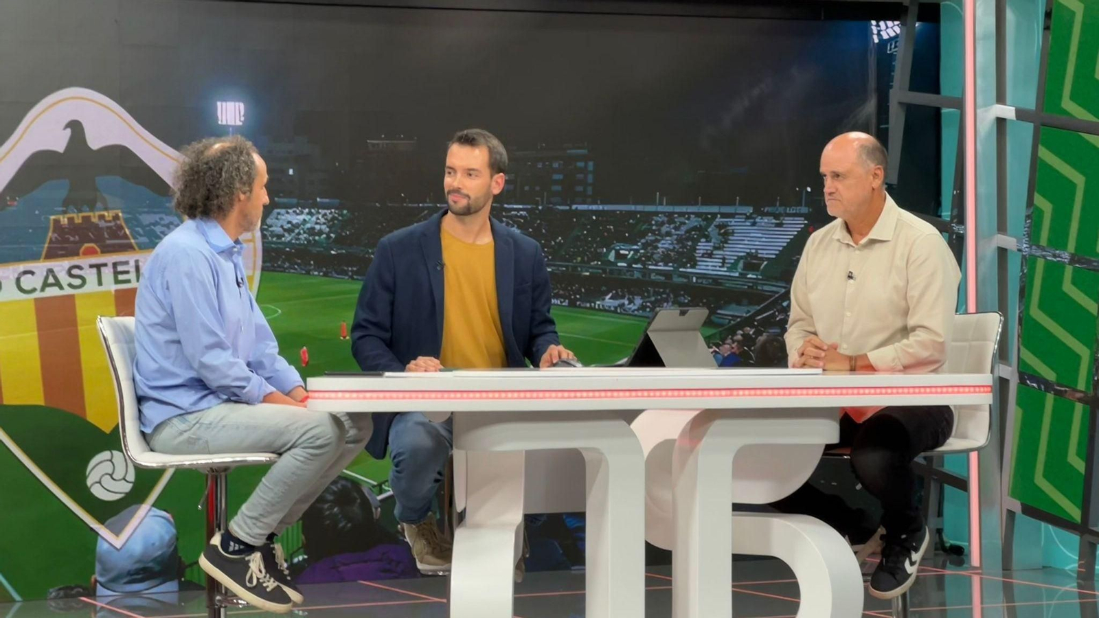 Cada diumenge a les 23:00 h, la televisió pública convida els espectadors a reviure la jornada futbolística amb 'La banda: minut i resultat' amb els millors analistes