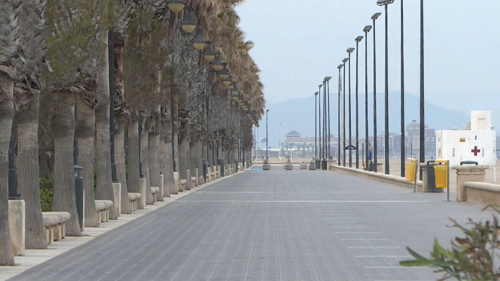 Passeig de la platja de la Malva-rosa de València, completament buit